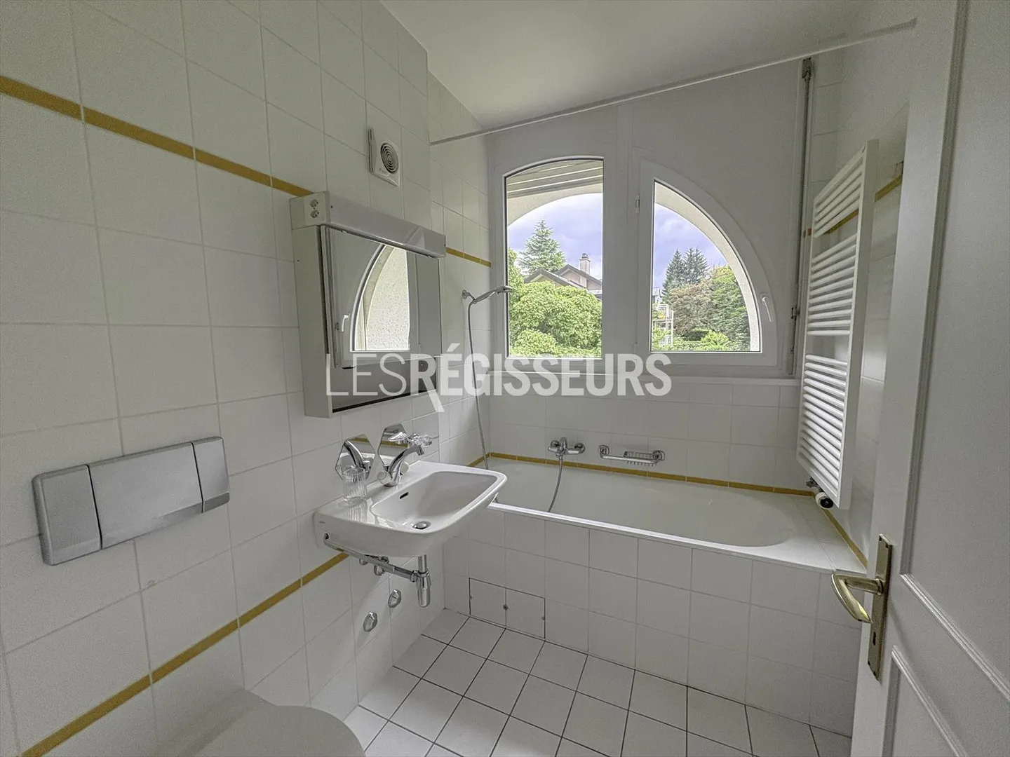 Dachgeschosswohnung mit 5 Zimmern und Balkon - Foto 9 von 11