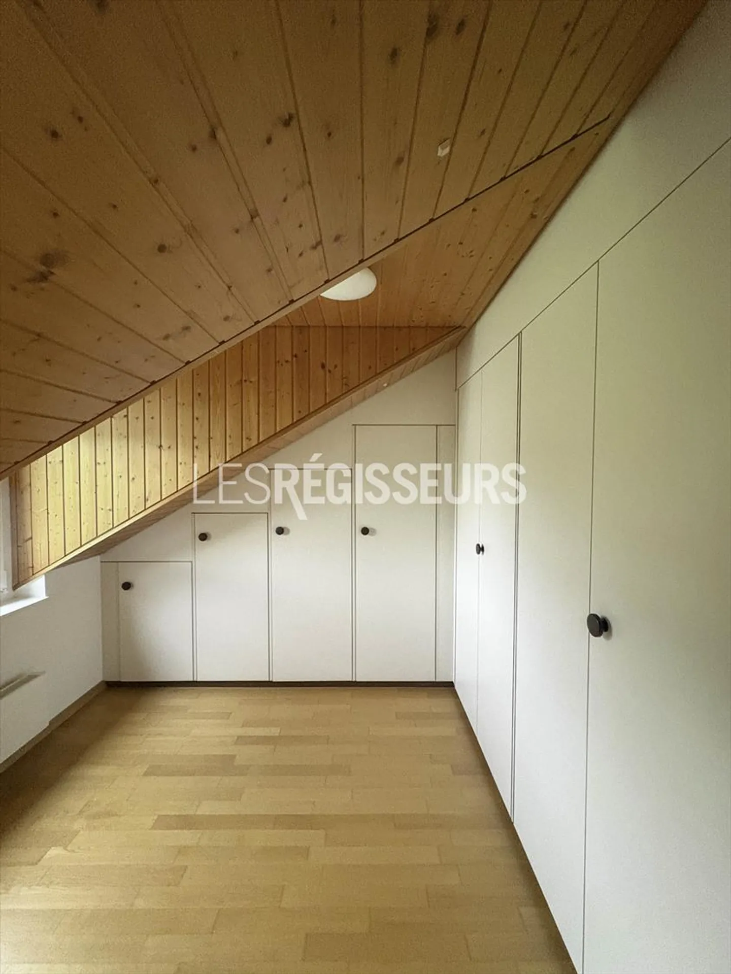 Dachgeschosswohnung mit 5 Zimmern und Balkon - Foto 11 von 11