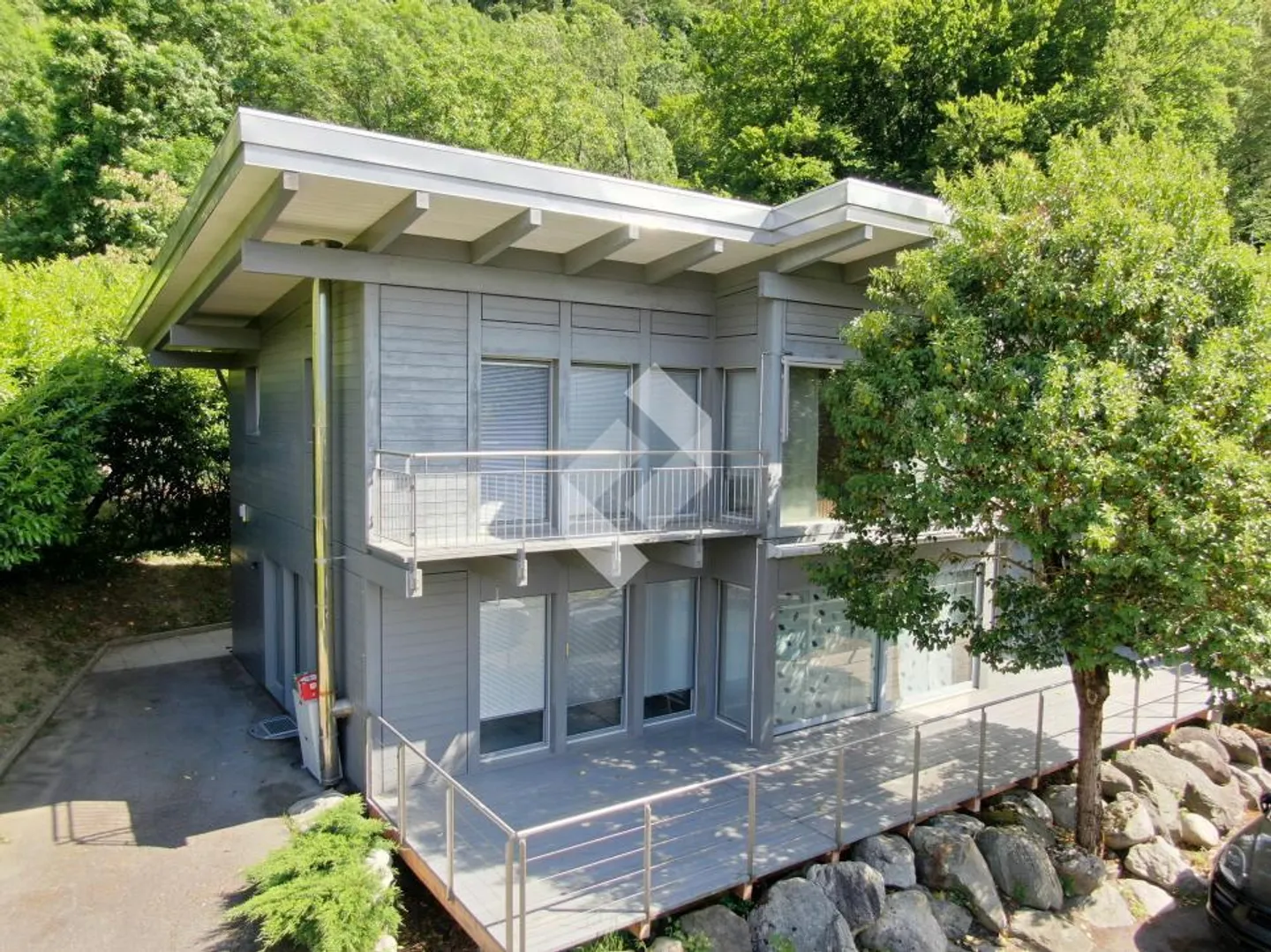 Villa mit Architektur am Waldrand - Foto 1 von 13