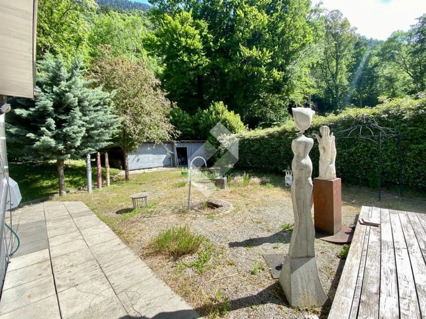 Villa mit Architektur am Waldrand - Foto 3 von 13