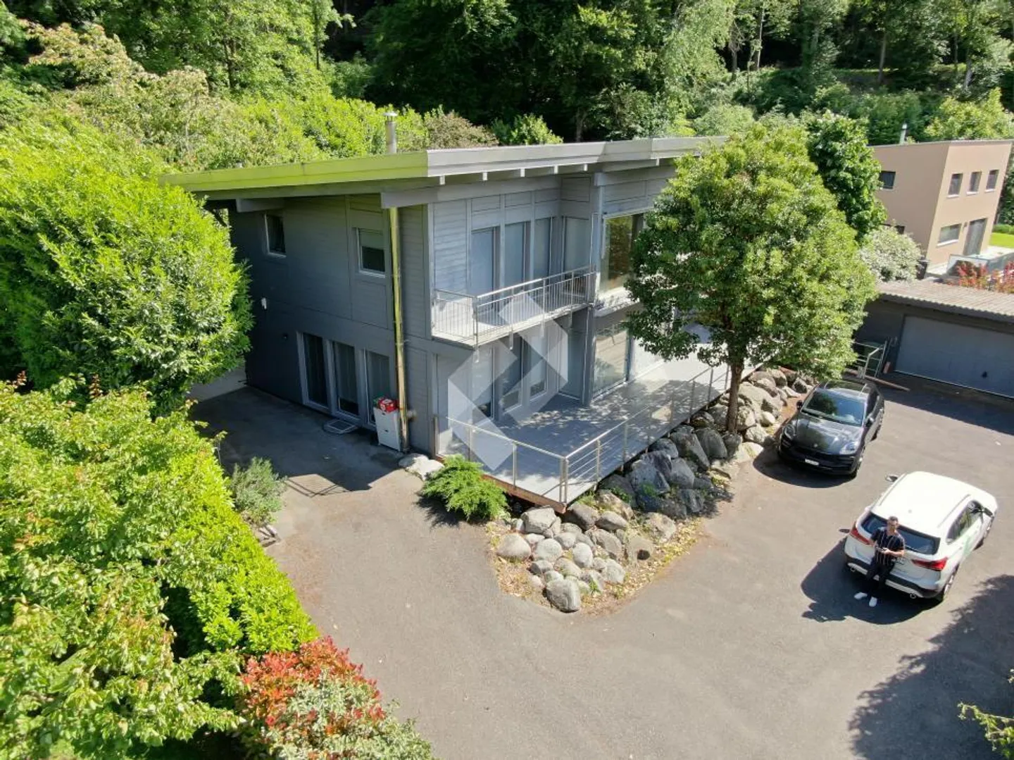 Villa mit Architektur am Waldrand - Foto 4 von 13