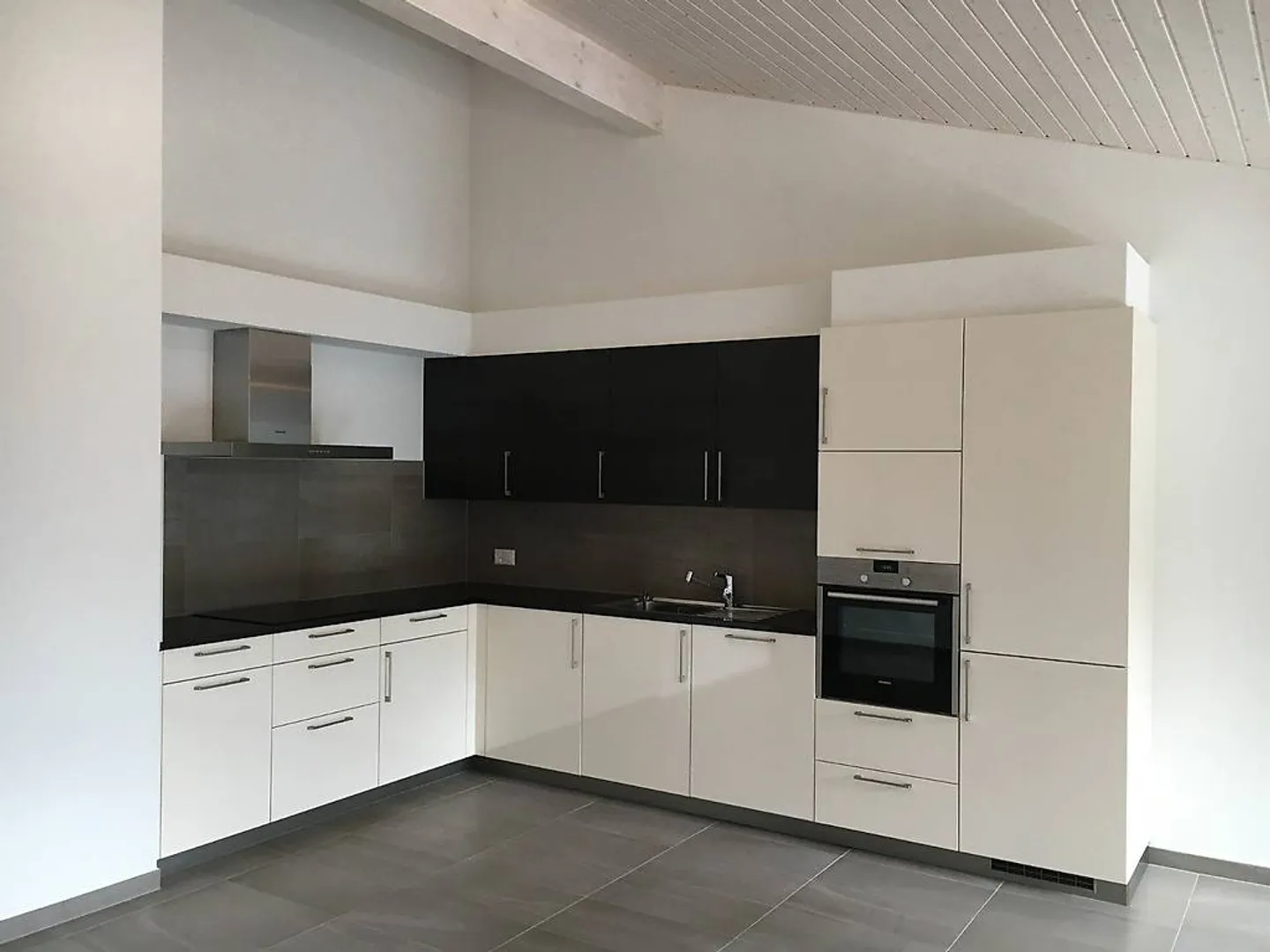 3.5 Room Apartment - Photo 2 of 3