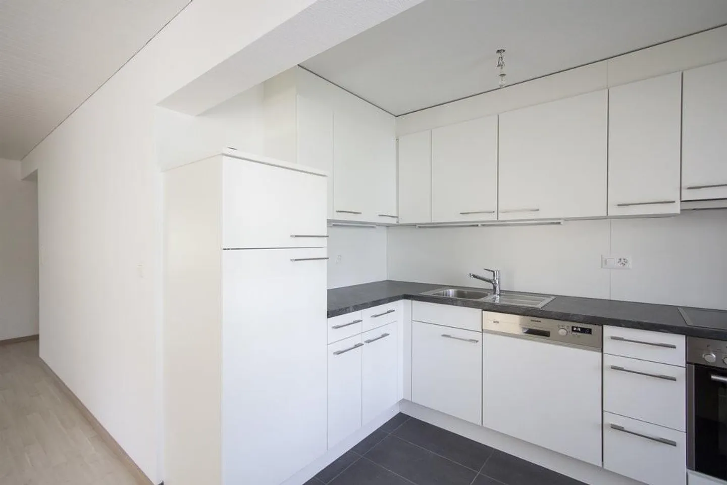 Bright 4.5-room apartment with balcony and modern kitchen - Photo 4 of 11