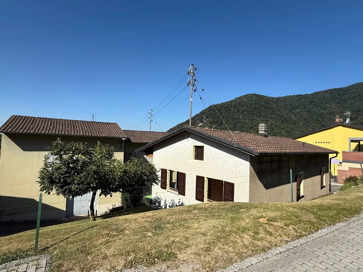 Einfamilienhaus, erweiterbar, komfortabel mit zwei großen Garagen - Foto 2 von 9