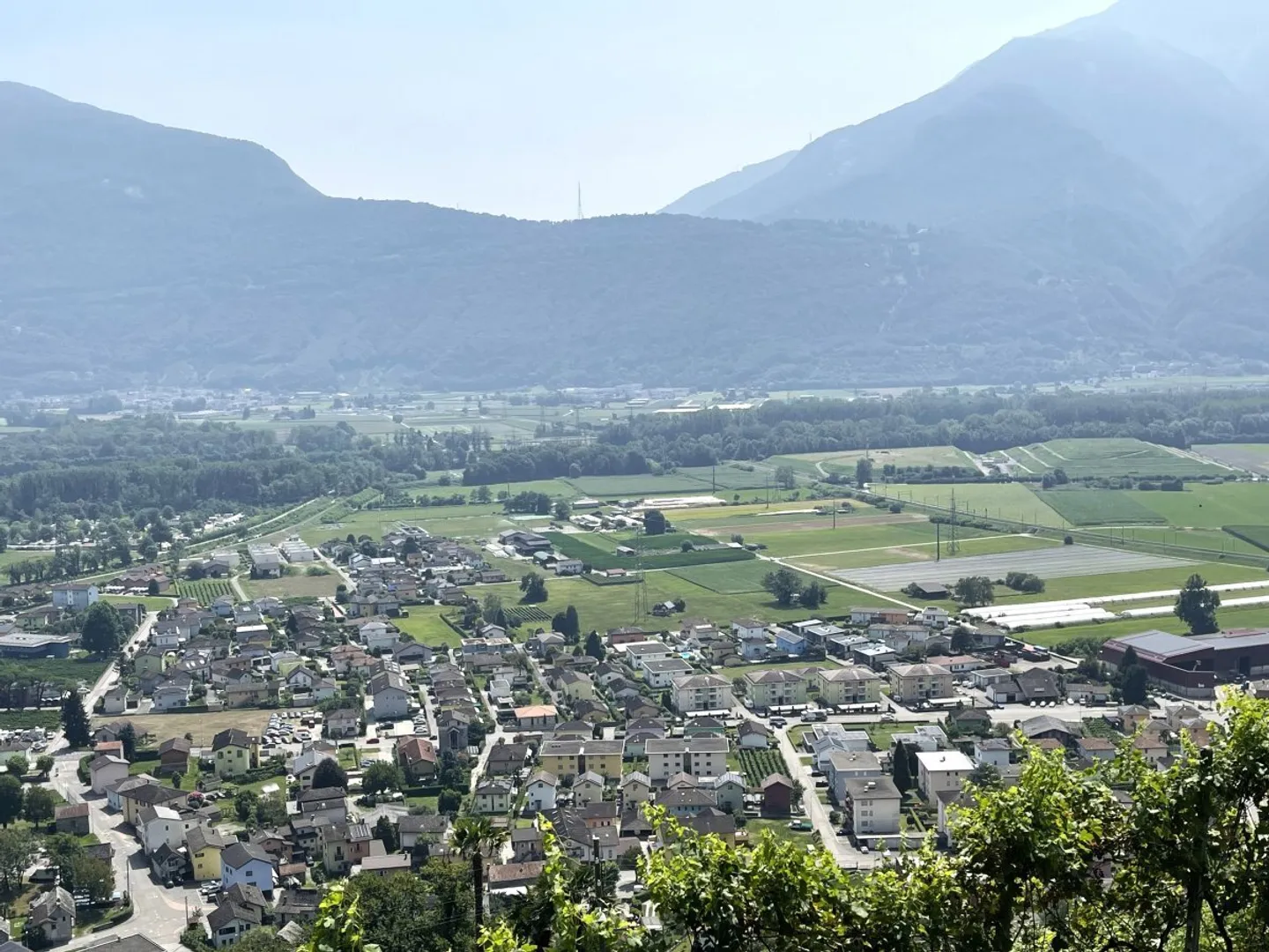 Terrain dans une zone résidentielle très ensoleillée - Photo 5 sur 5