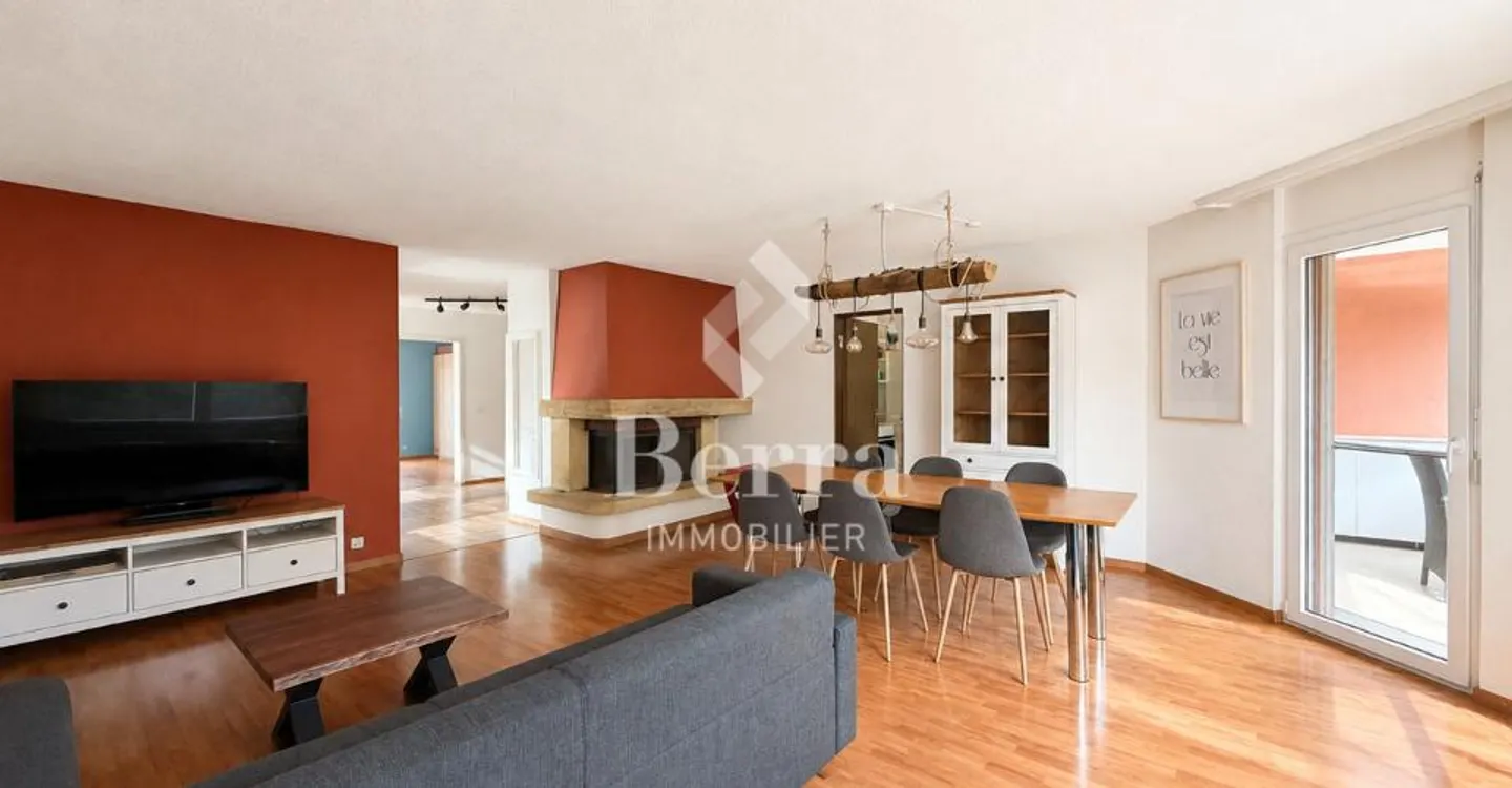Geräumige 4,5 Zimmer mit Kamin, Balkon und Tiefgaragenstellplatz - Foto 2 von 11