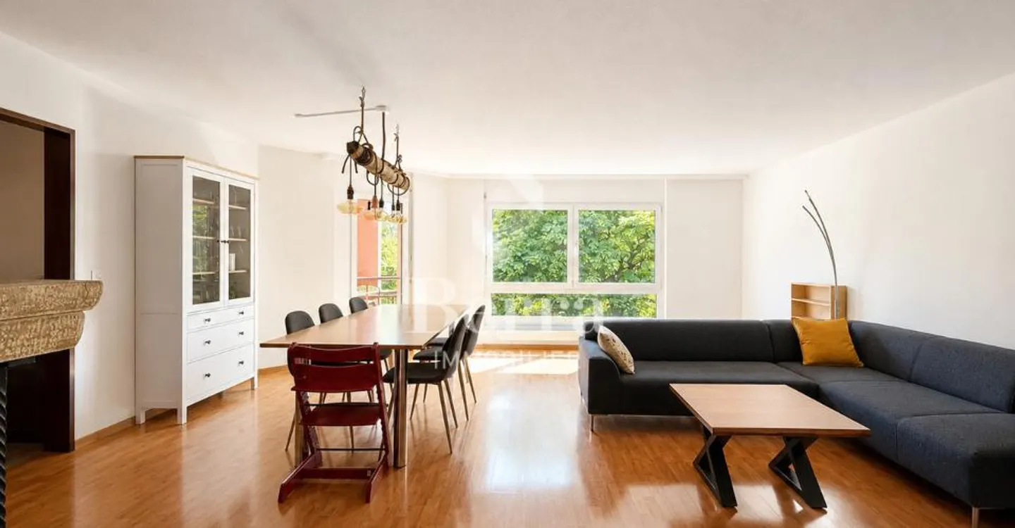 Geräumige 4,5 Zimmer mit Kamin, Balkon und Tiefgaragenstellplatz - Foto 1 von 11