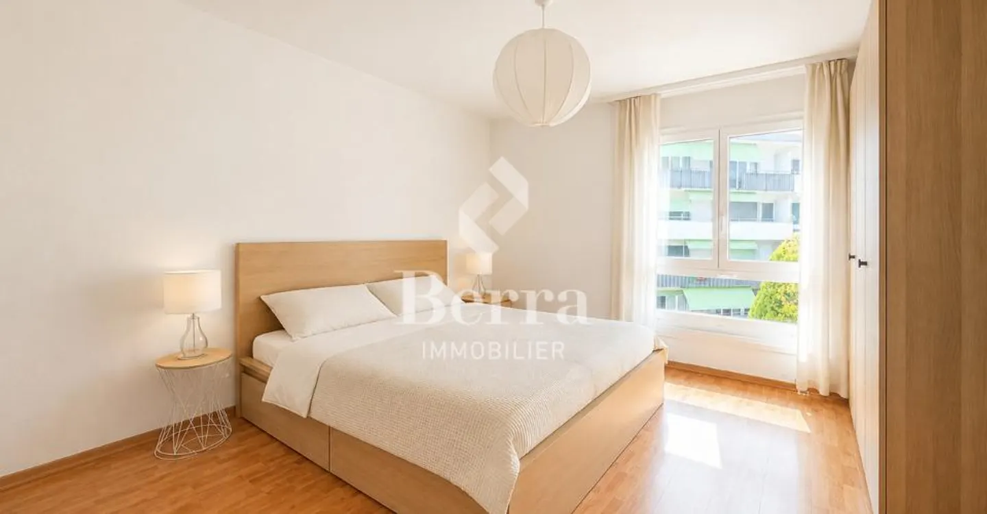 Geräumige 4,5 Zimmer mit Kamin, Balkon und Tiefgaragenstellplatz - Foto 3 von 11