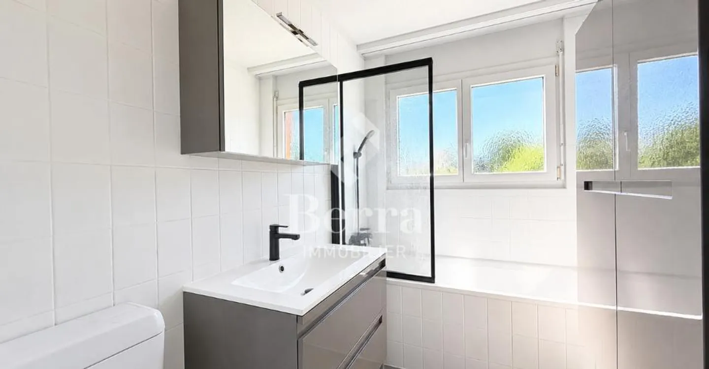 Geräumige 4,5 Zimmer mit Kamin, Balkon und Tiefgaragenstellplatz - Foto 4 von 11