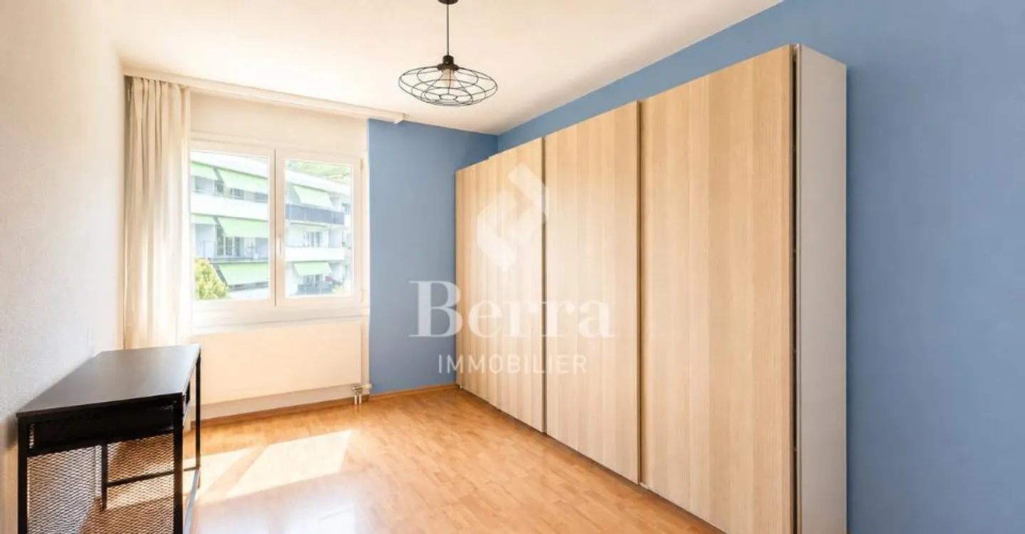Geräumige 4,5 Zimmer mit Kamin, Balkon und Tiefgaragenstellplatz - Foto 8 von 11