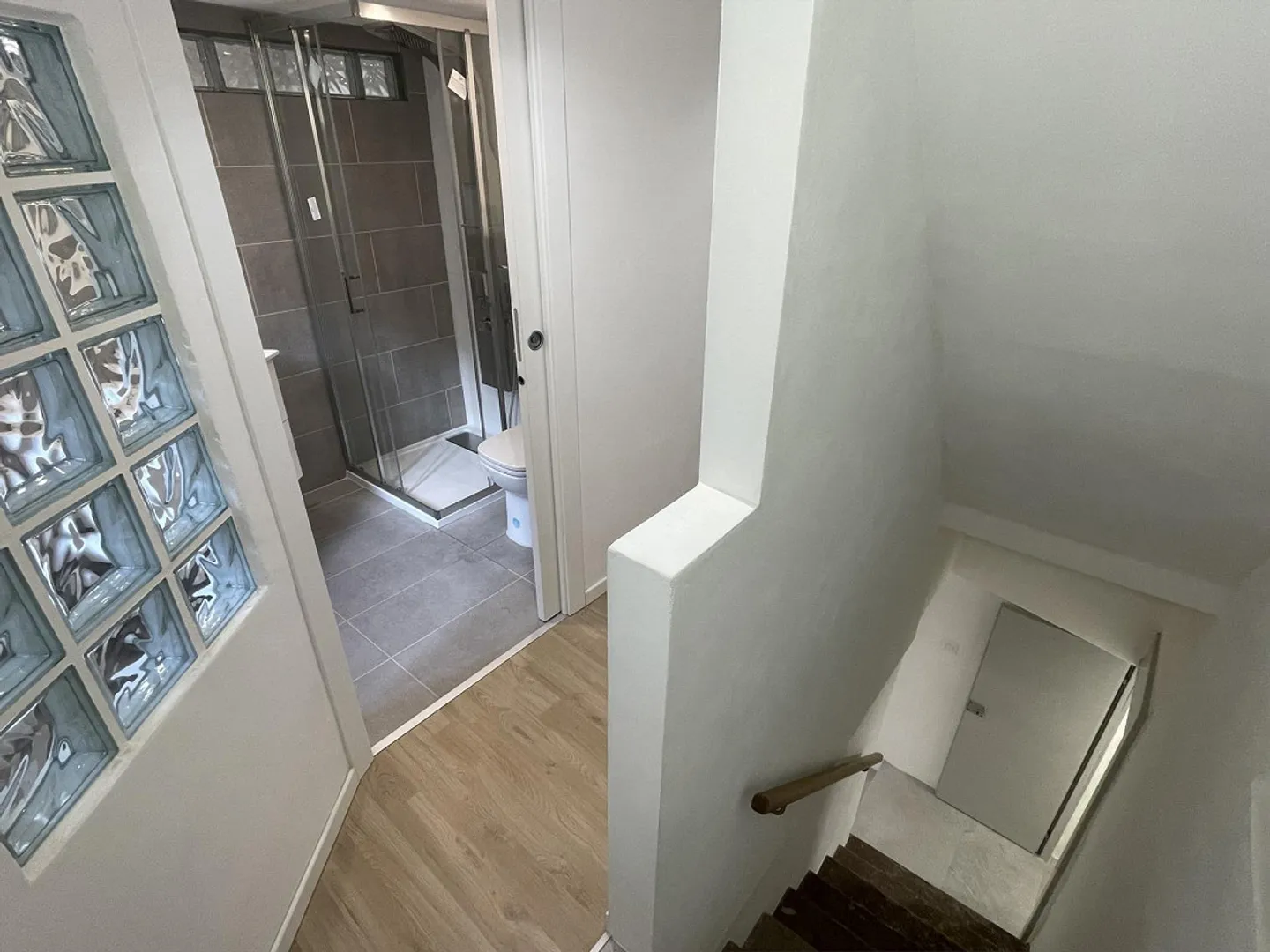 WUNDERSCHÖNES KERNHAUS 3.5 VOLLSTÄNDIG RENOVIERT - Foto 9 von 13