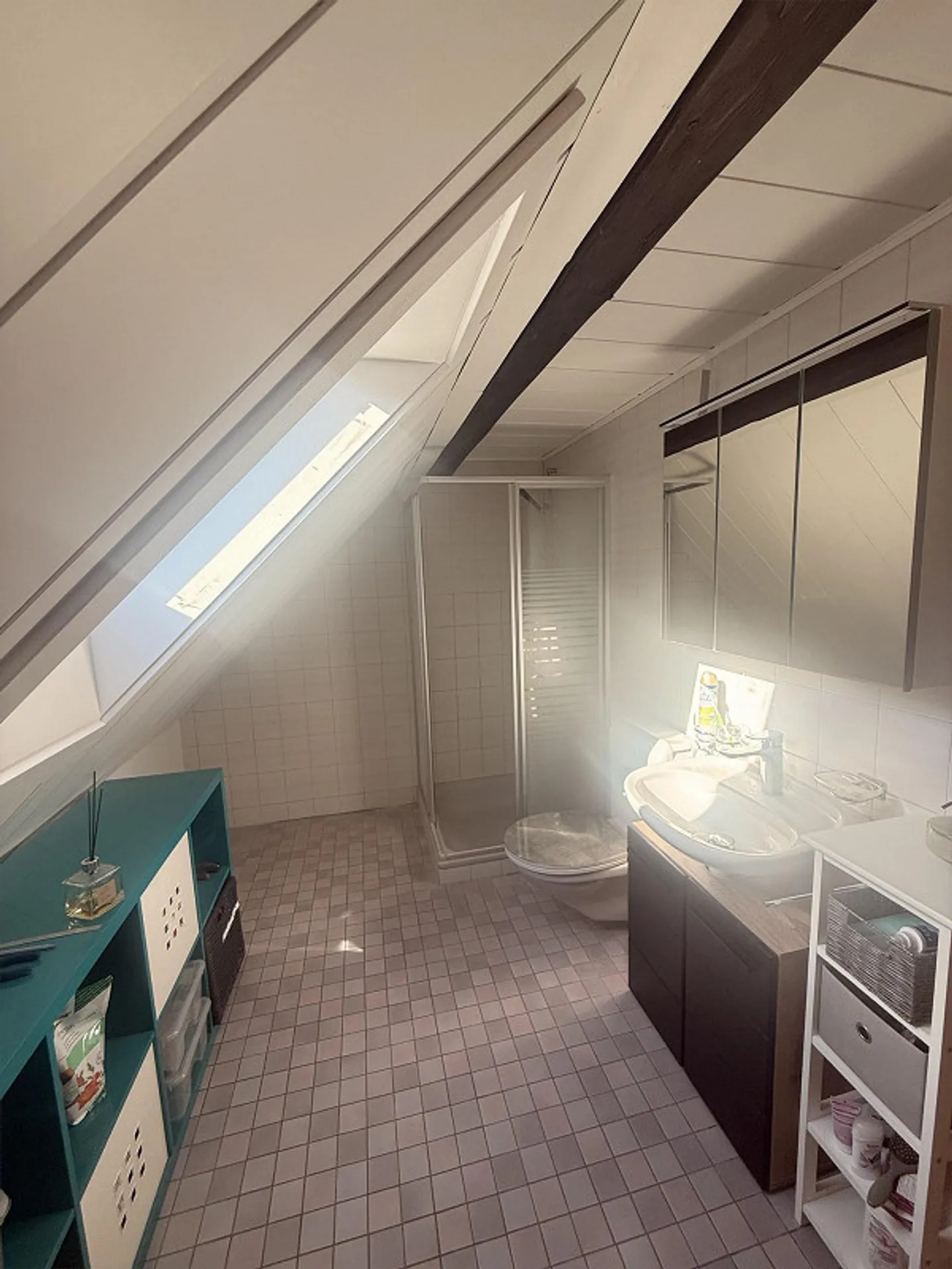 Appartement sous les combles confortable avec beaucoup de charme et une ambiance en bois - Photo 9 sur 12