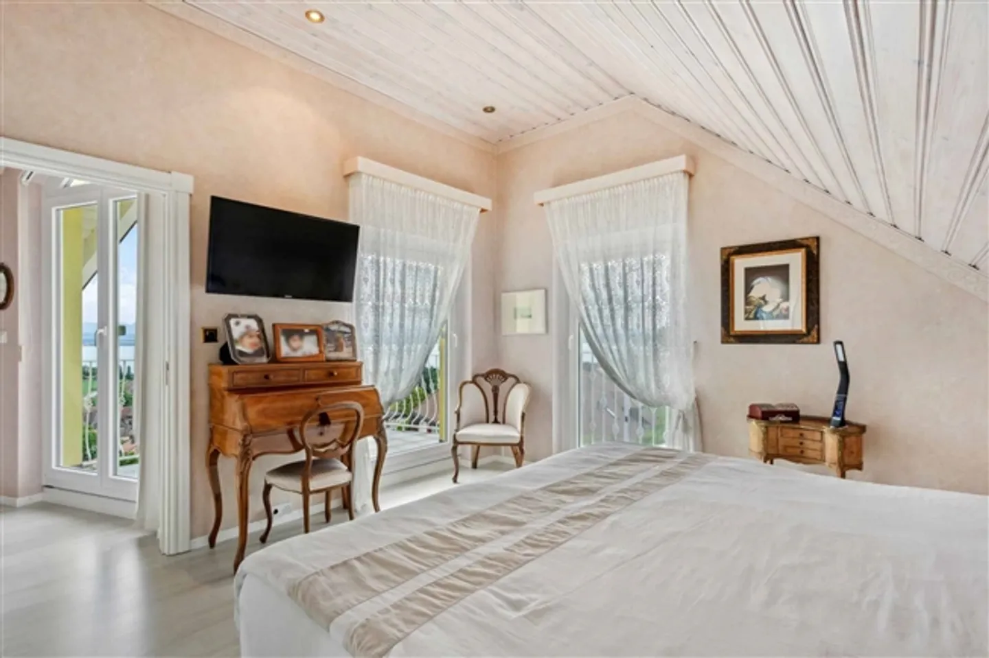 Villa familiare con vista unica sul lago di Neuchâtel e sulle Alpi - Foto 5 di 13