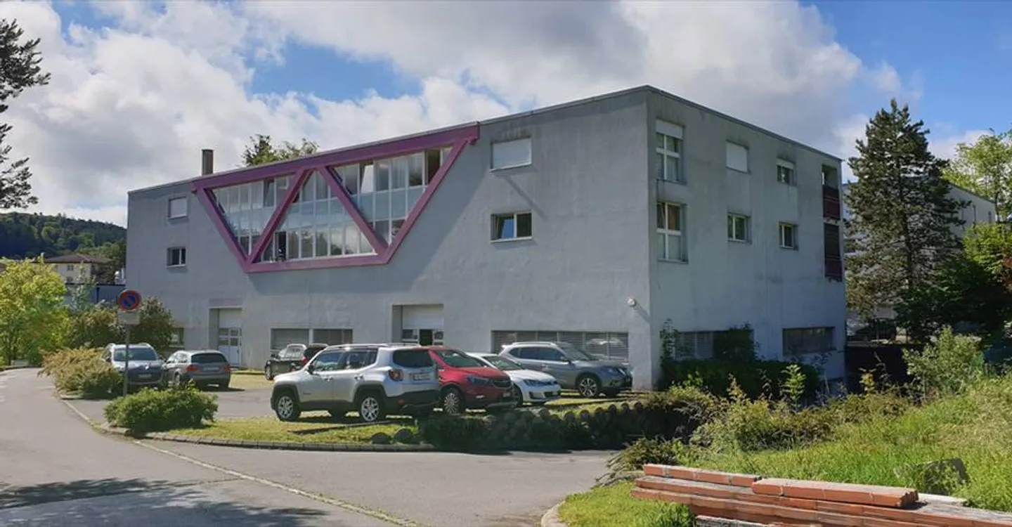 Mixed-use building for rent - Photo 4 of 4