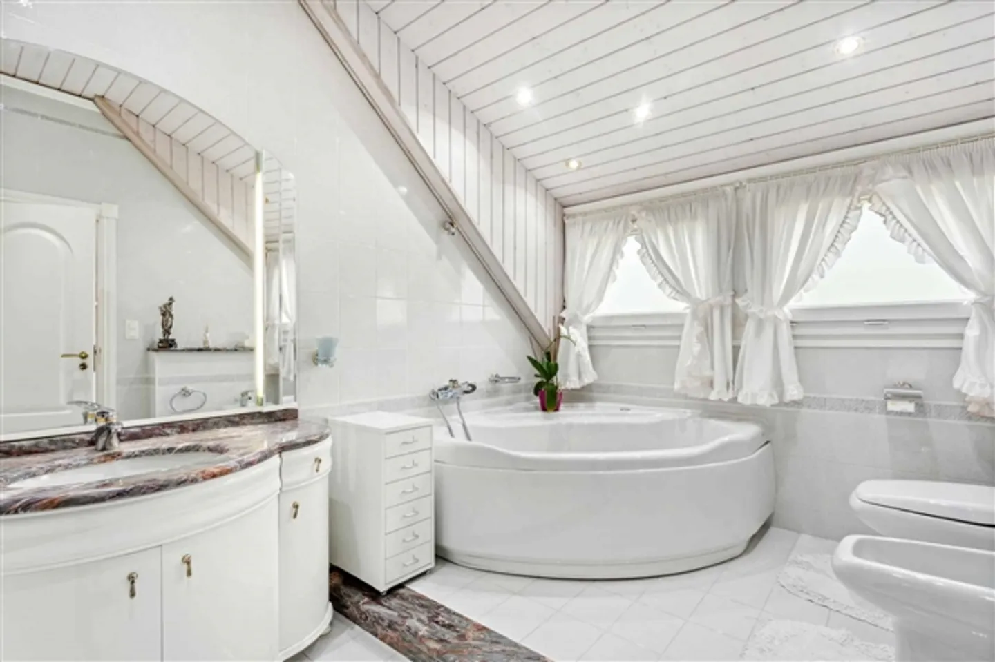 Villa familiare con vista unica sul lago di Neuchâtel e sulle Alpi - Foto 6 di 13