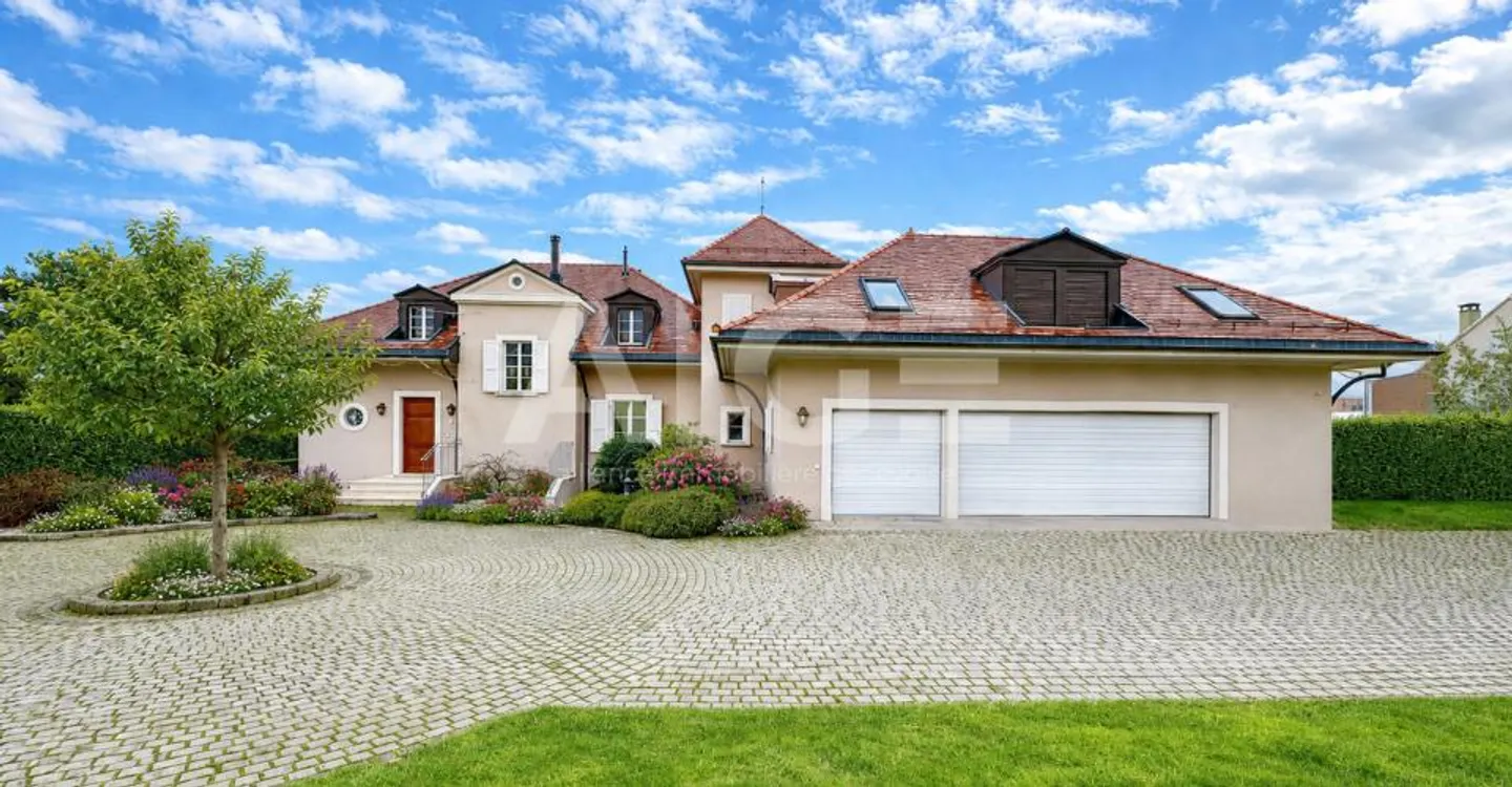 Superb villa on a 2,600m2 plot with an 80m2 outbuilding - Photo 1 of 9