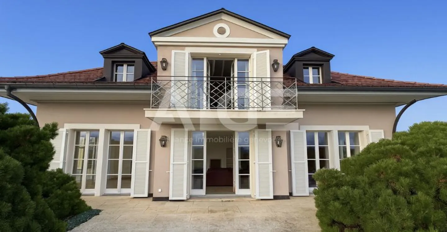 Superb villa on a 2,600m2 plot with an 80m2 outbuilding - Photo 2 of 9