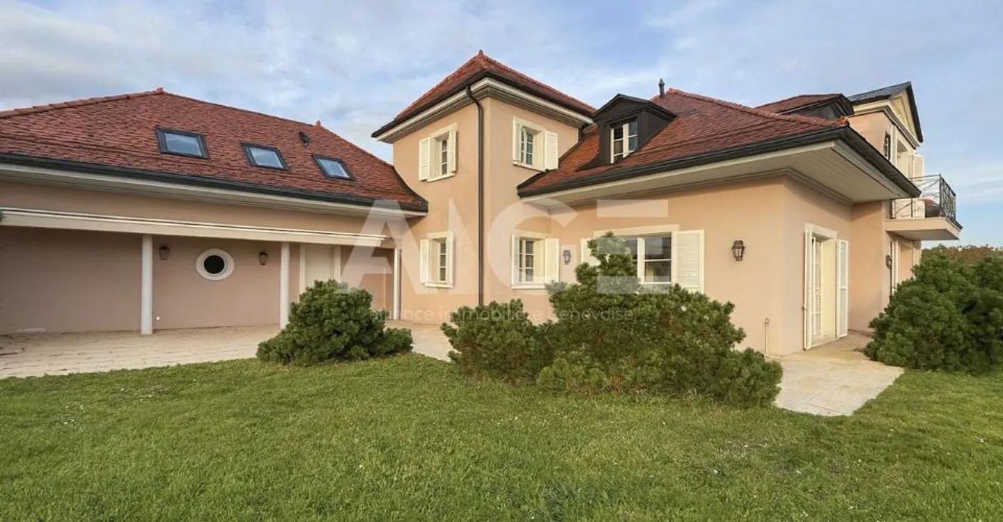 Superb villa on a 2,600m2 plot with an 80m2 outbuilding - Photo 3 of 9