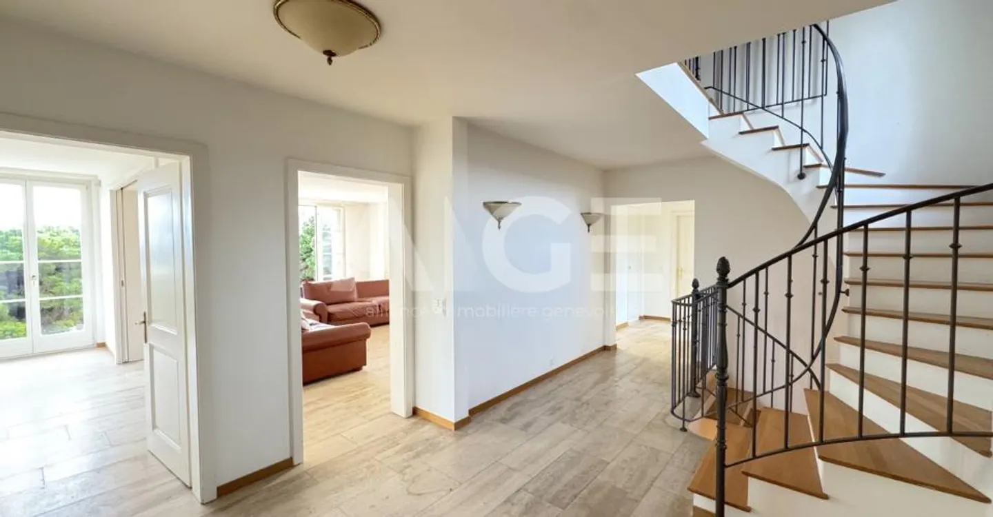 Superb villa on a 2,600m2 plot with an 80m2 outbuilding - Photo 4 of 9