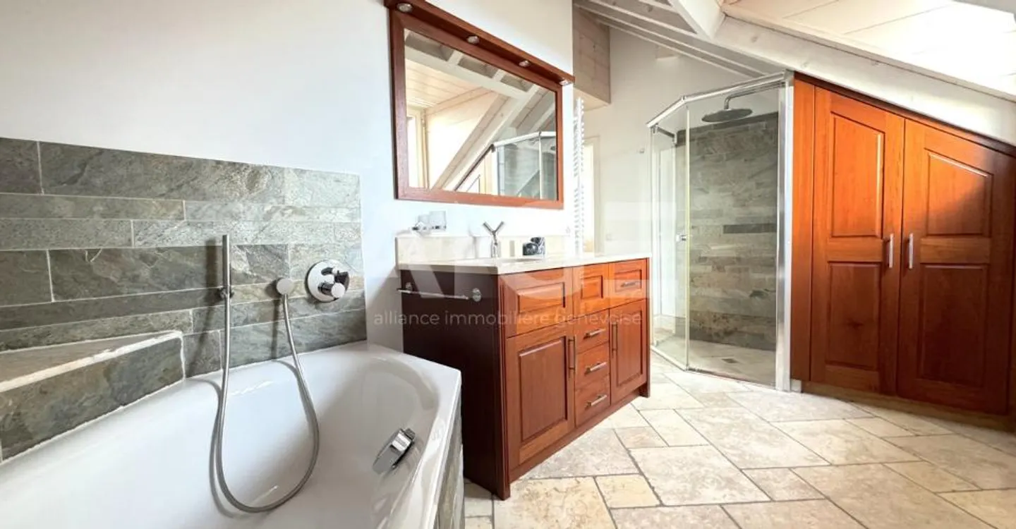 Superb villa on a 2,600m2 plot with an 80m2 outbuilding - Photo 8 of 9
