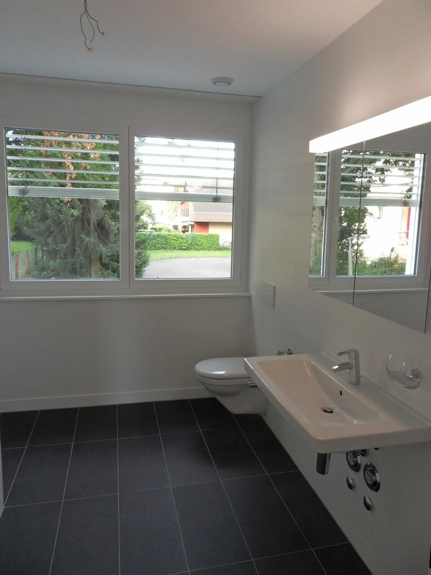 Modern apartment with balcony - Photo 4 of 8
