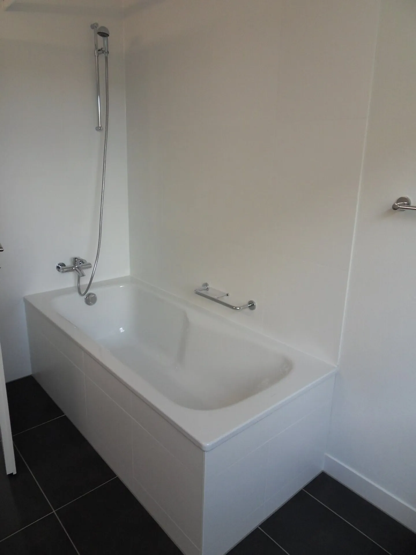 Modern apartment with balcony - Photo 5 of 8