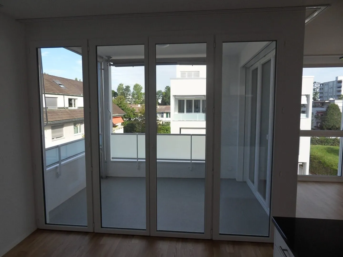 Modern apartment with balcony - Photo 8 of 8