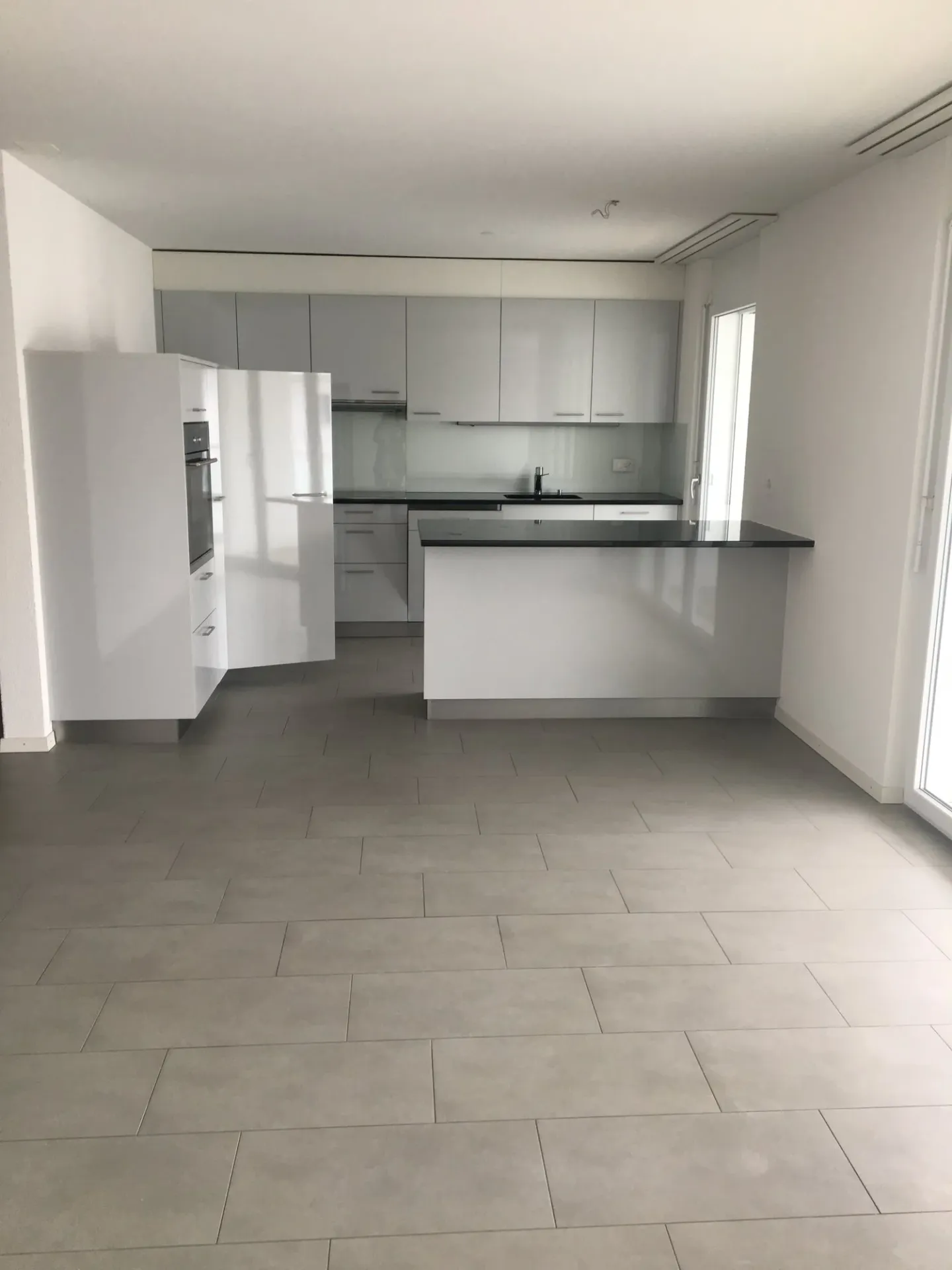 Appartement moderne de 4,5 pièces au centre de Lyss - Photo 2 sur 10