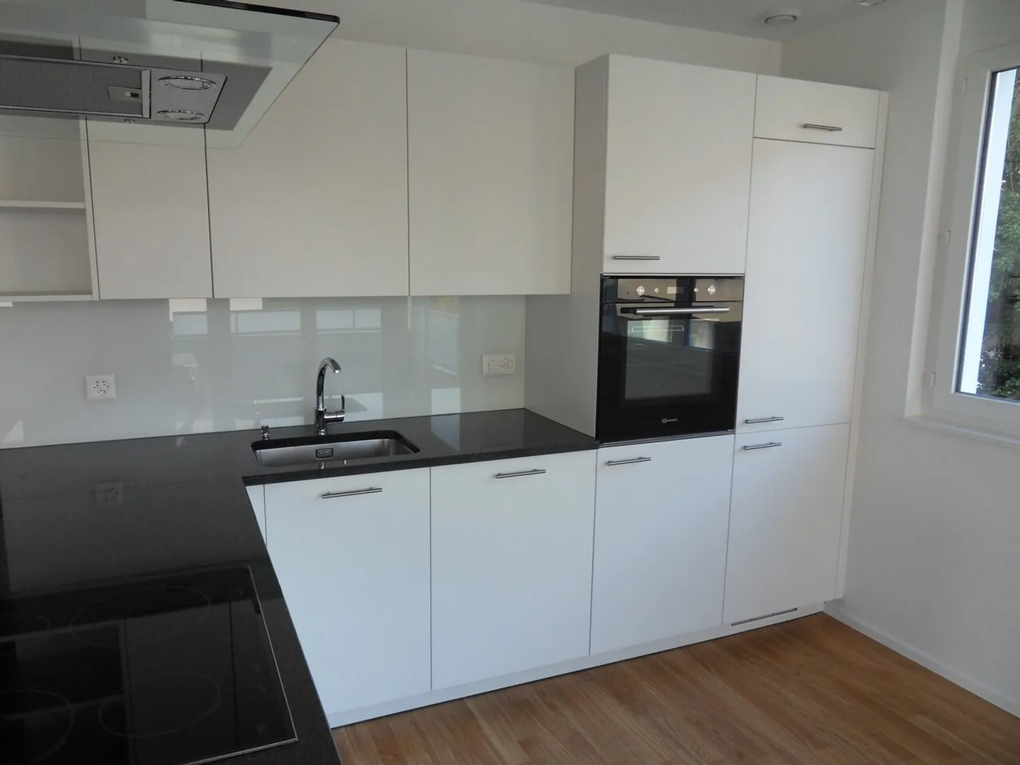 Modern apartment with balcony - Photo 2 of 8