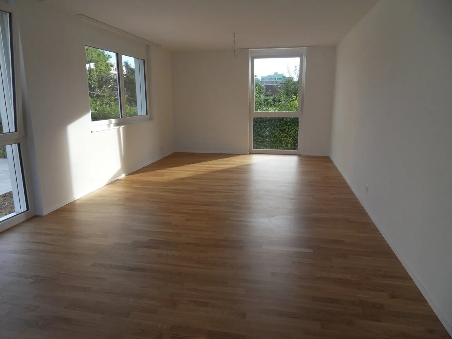 Modern apartment with balcony - Photo 3 of 8