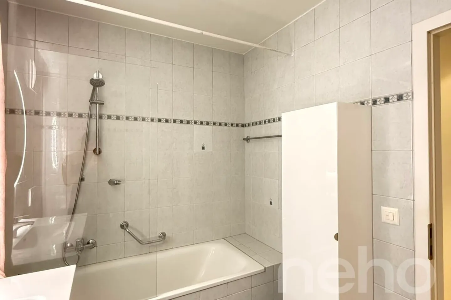 Spacious, bright apartment with a stunning view of the lake! - Photo 8 of 13