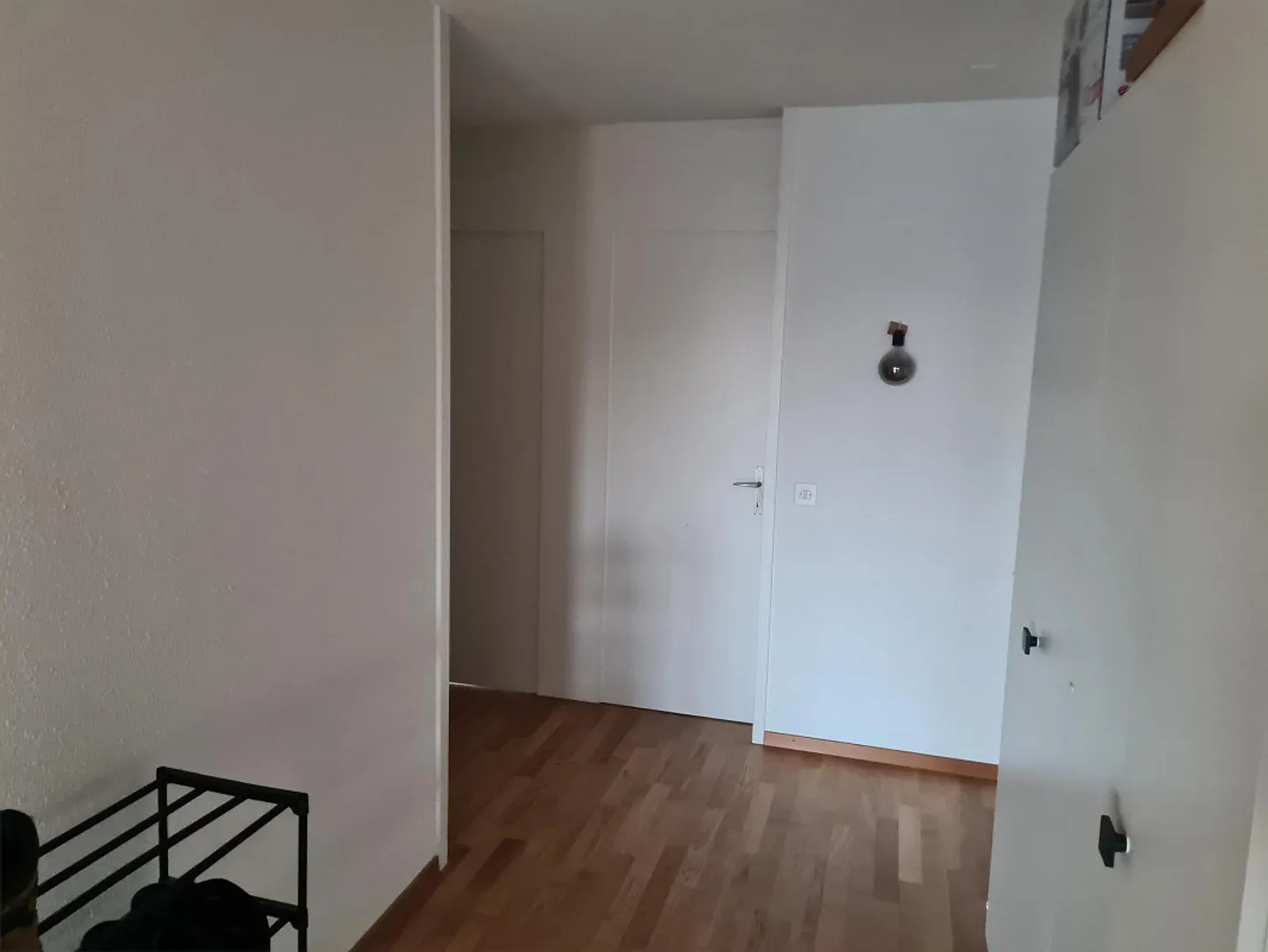Camera in un appartamento condiviso al 13° piano in un appartamento misto di 3 persone a Bern-Bümpliz - Foto 1 di 10