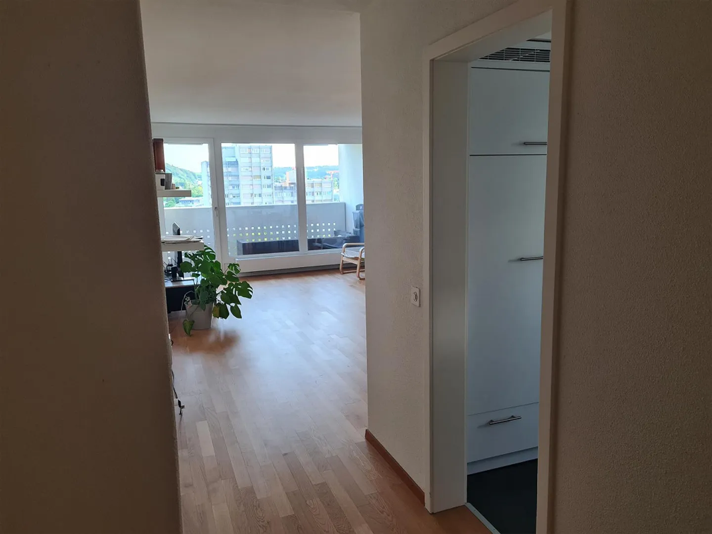 Camera in un appartamento condiviso al 13° piano in un appartamento misto di 3 persone a Bern-Bümpliz - Foto 4 di 10