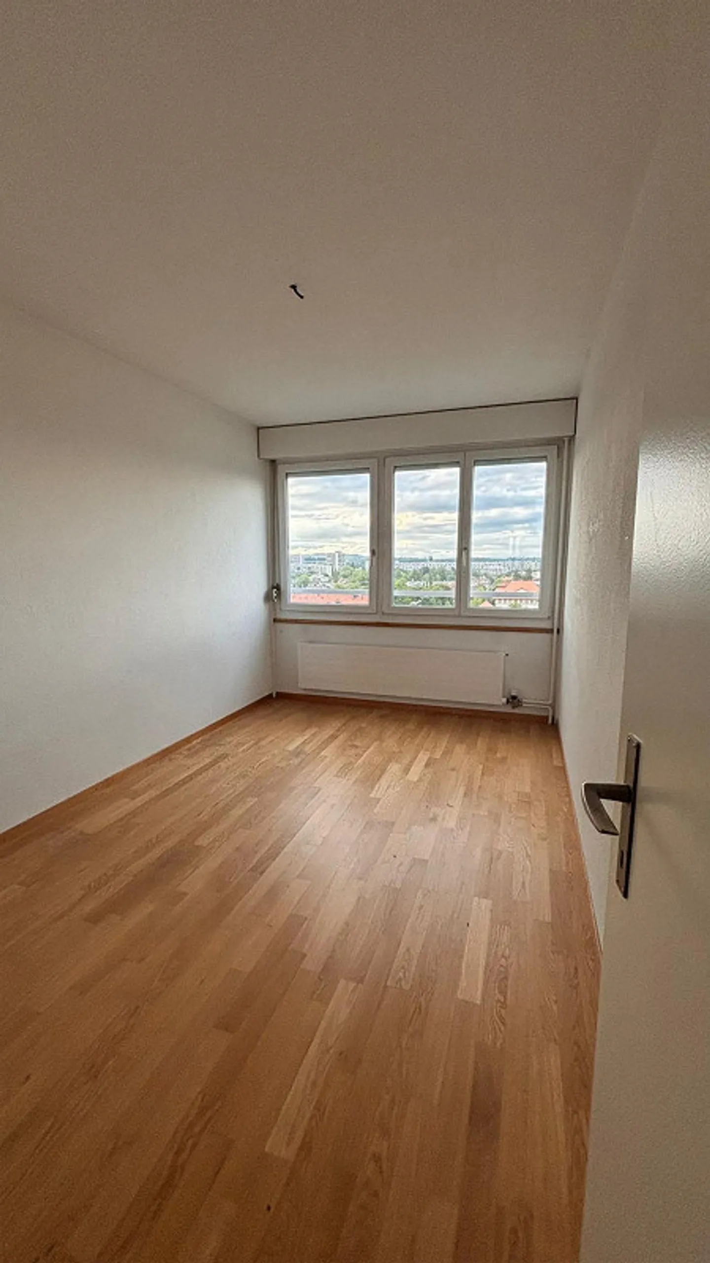 Camera in un appartamento condiviso al 13° piano in un appartamento misto di 3 persone a Bern-Bümpliz - Foto 10 di 10