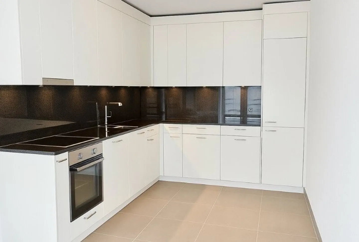Renovated apartment in a quiet location near Rosenfeldpark - Photo 2 of 6