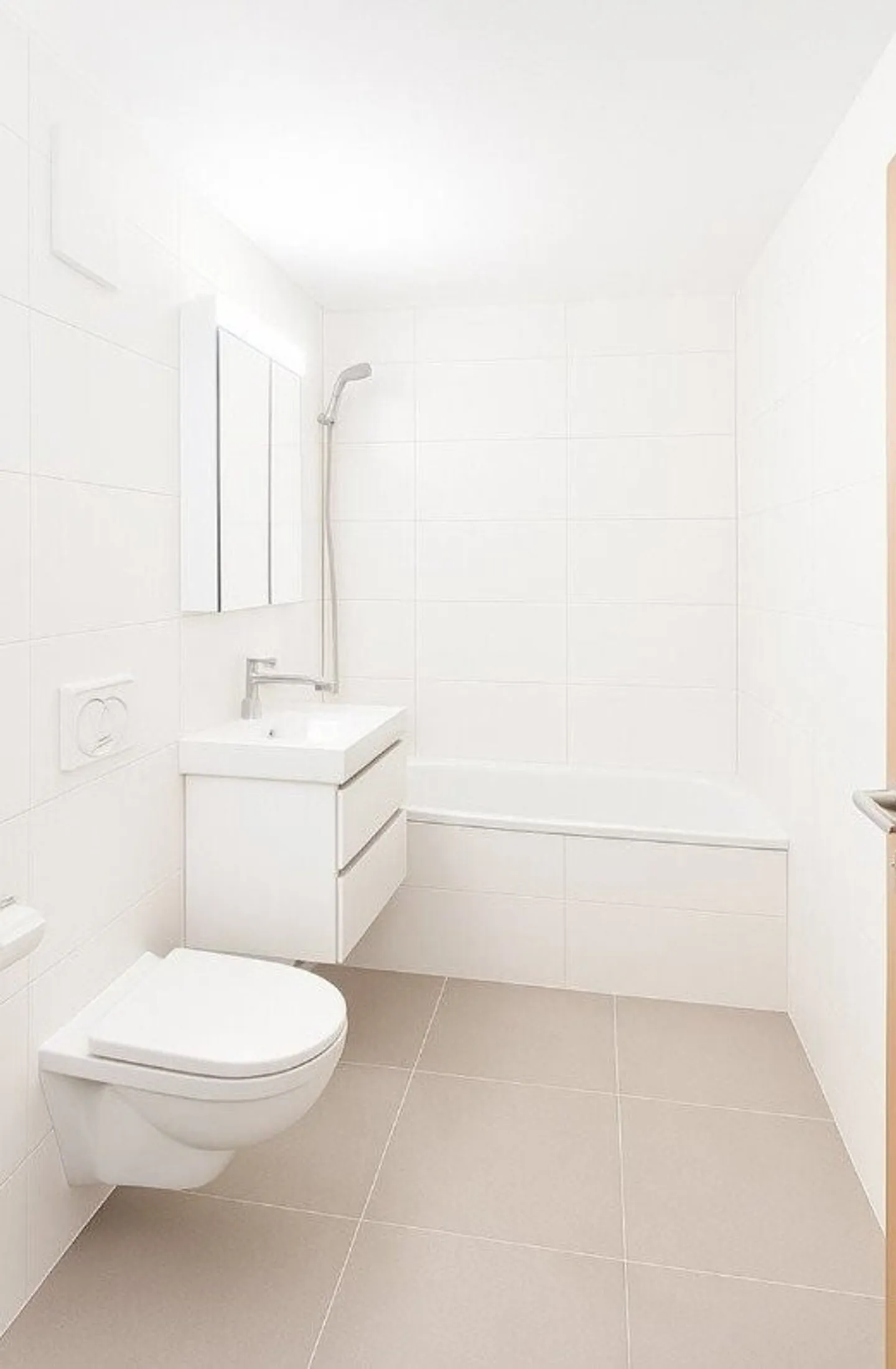 Renovated apartment in a quiet location near Rosenfeldpark - Photo 3 of 6