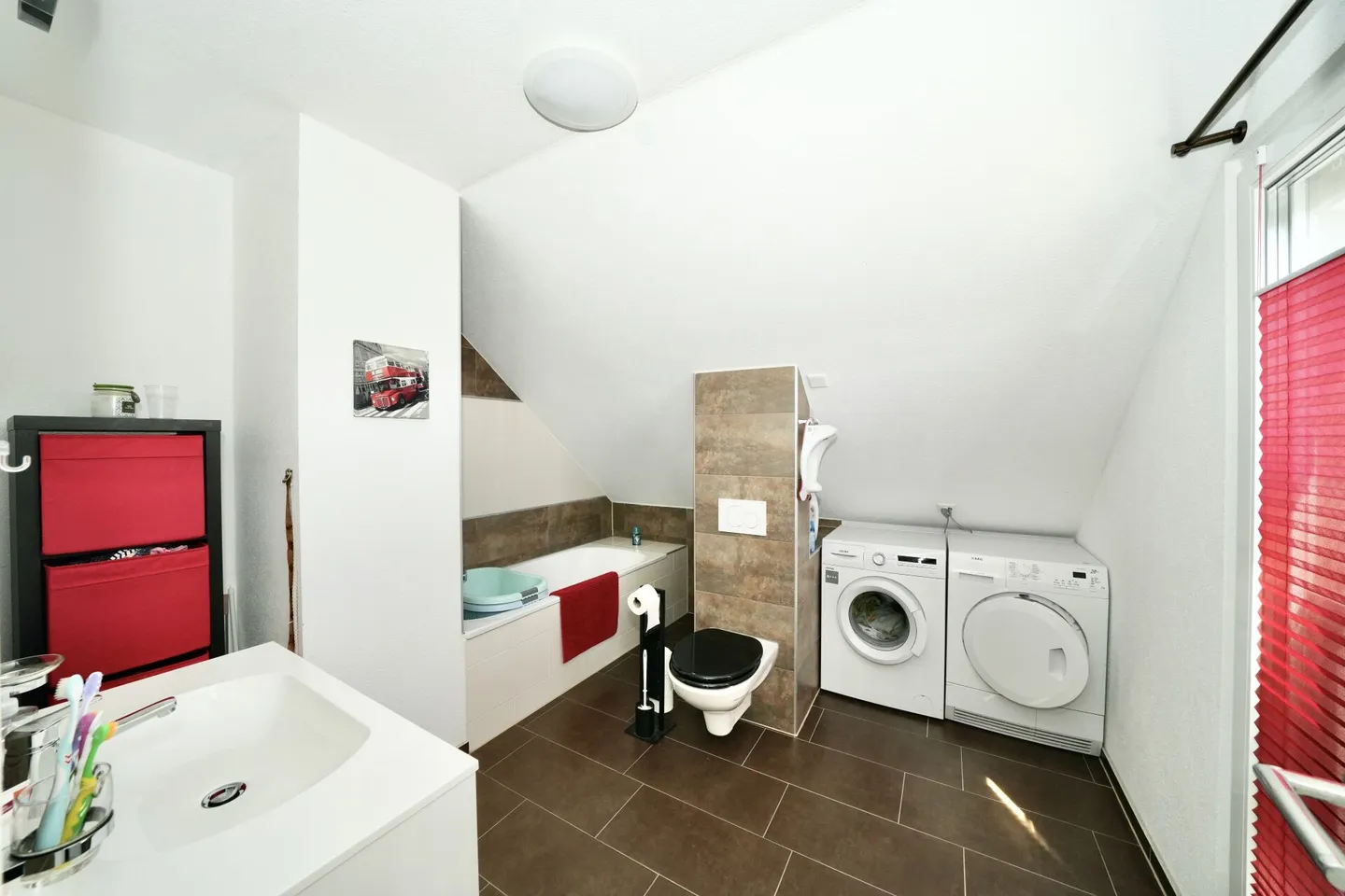 SPACIOUS 4.5-ROOM APARTMENT IN A DESIRABLE AND QUIET LOCATION - Photo 17 of 17