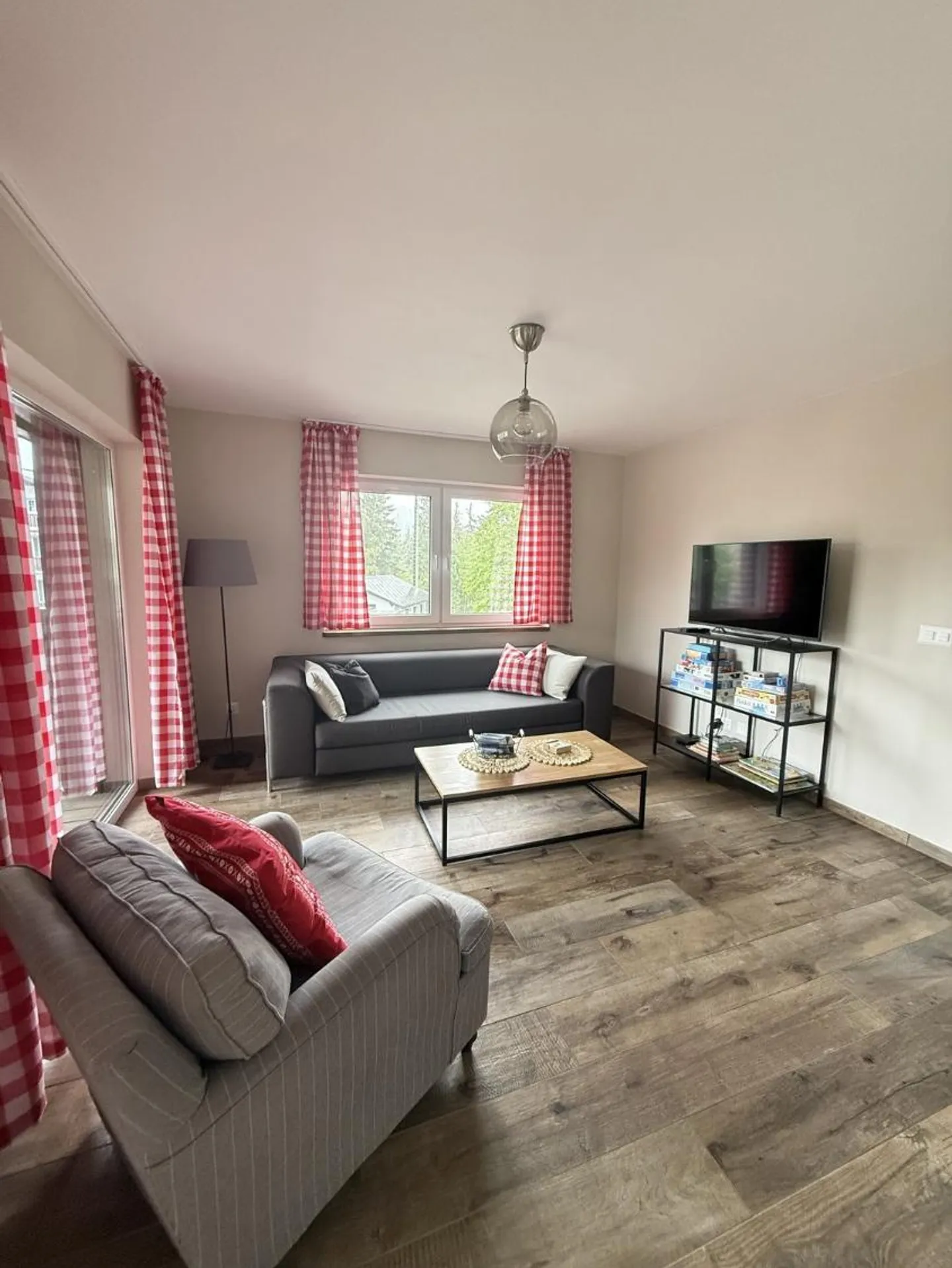 Magnificent 2.5 rooms for rent at Lake Black - Photo 2 of 6