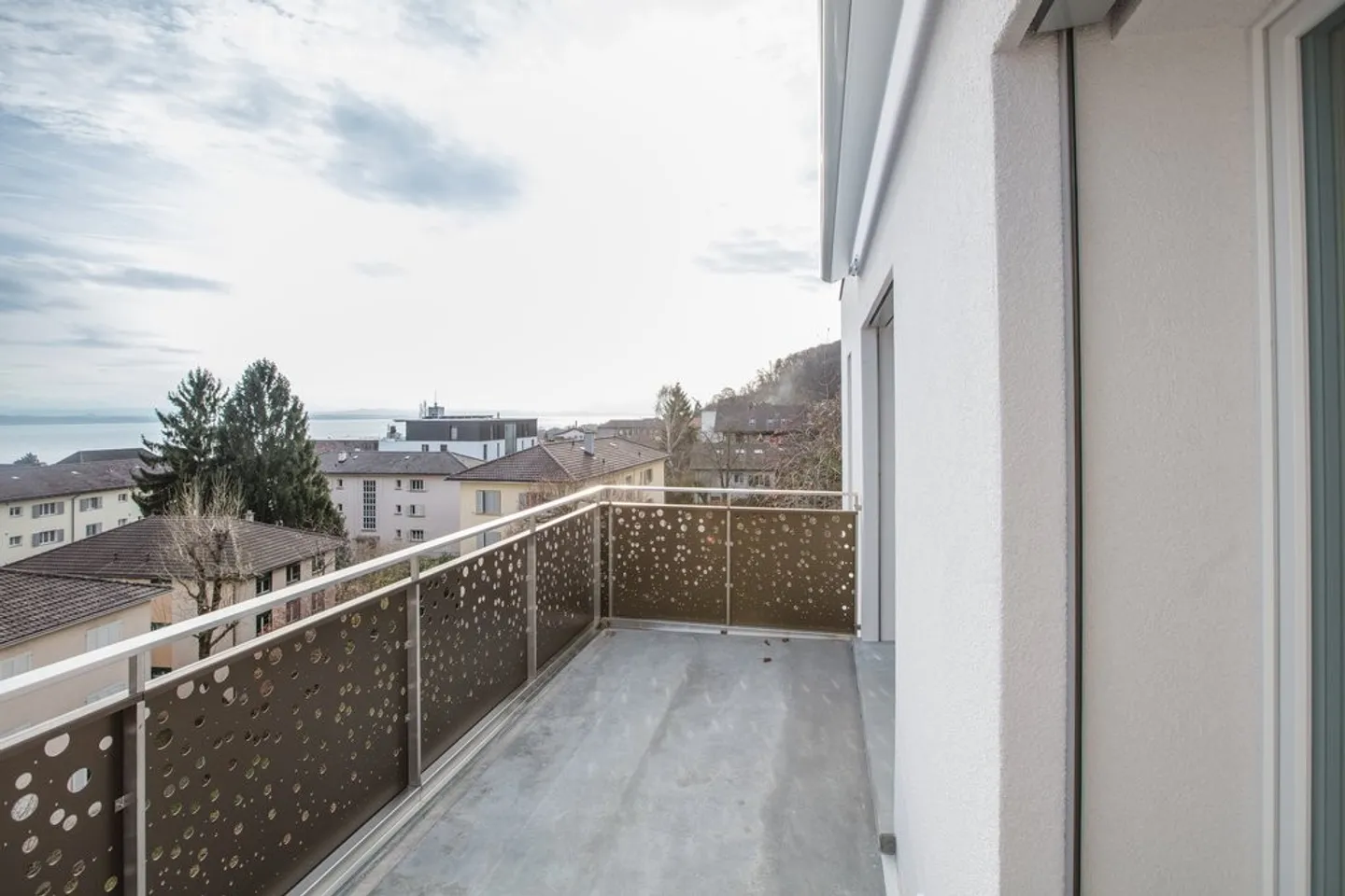 Charming Apartment with Balcony - Photo 5 of 10