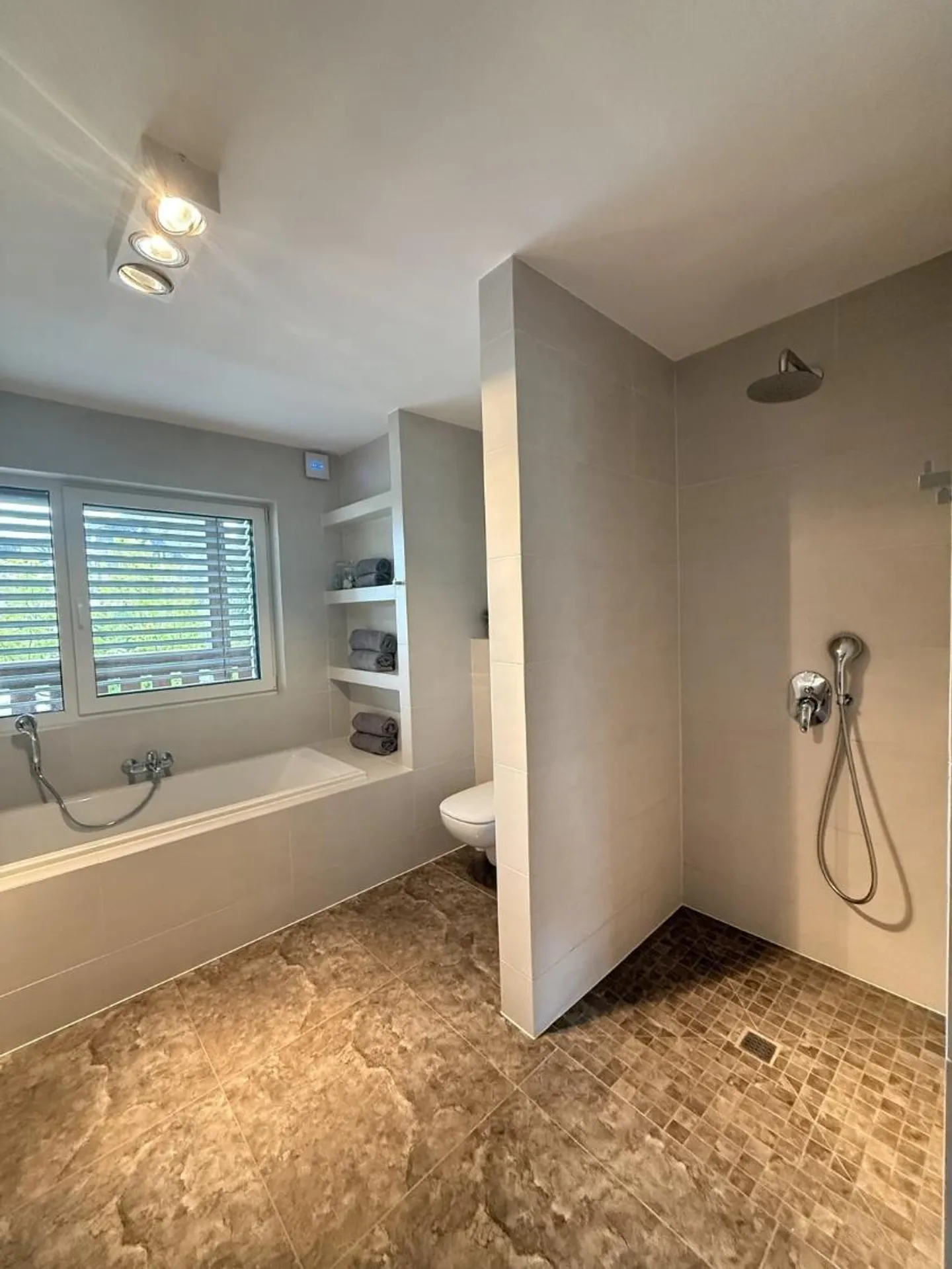 Magnificent 2.5 rooms for rent at Lake Black - Photo 4 of 6
