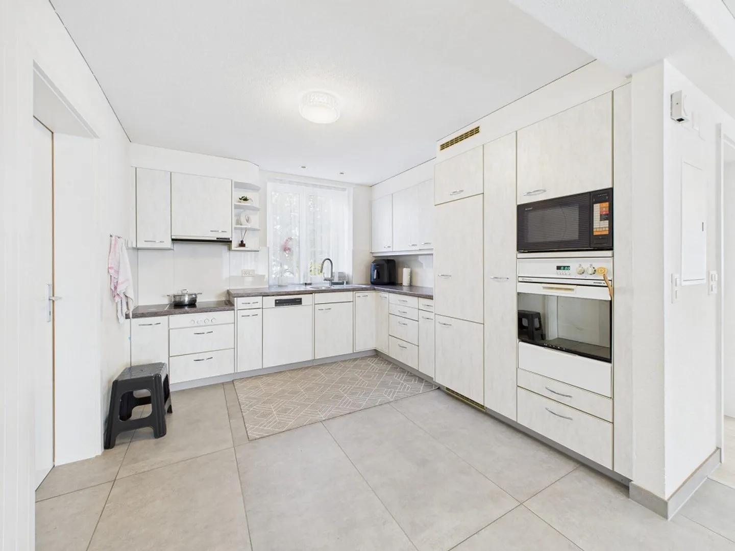 Large, renovated and central - Photo 5 of 10