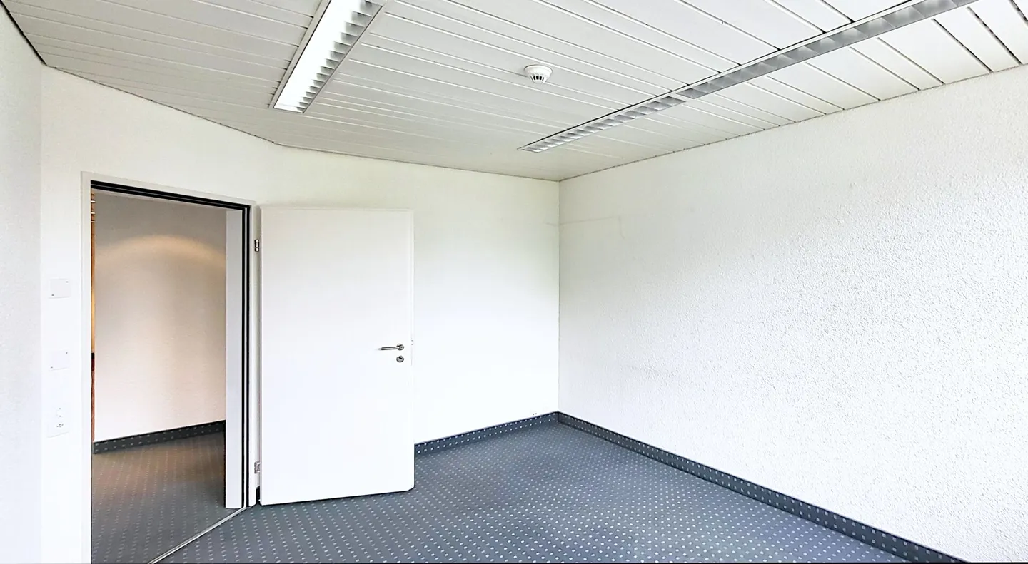 Bureaux entièrement aménagés au Beri-Märt - Photo 4 sur 9