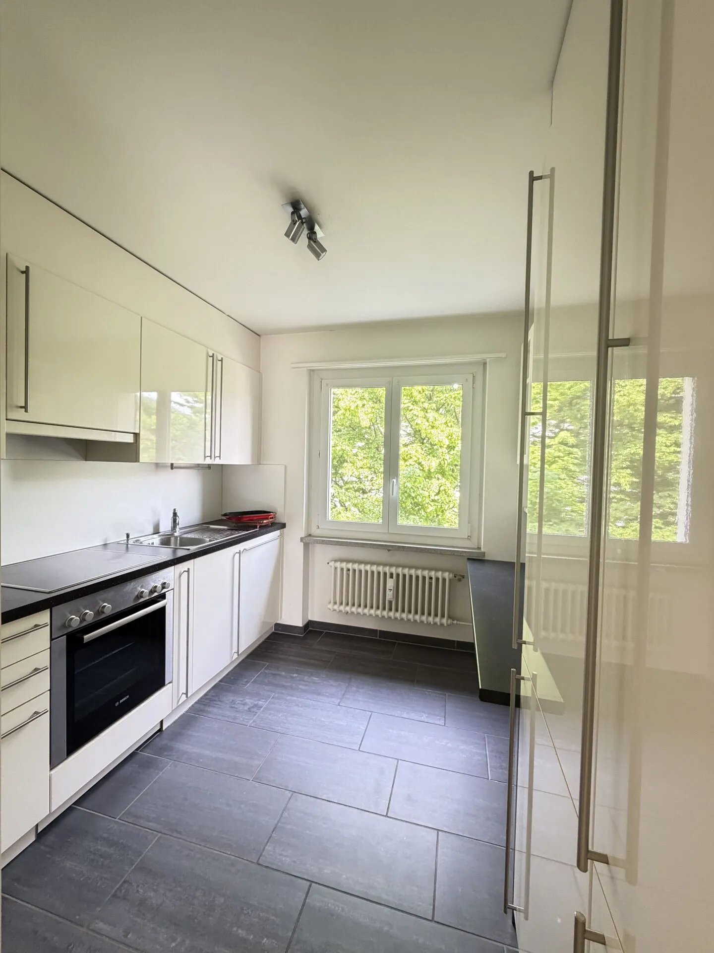 3.5-room apartment with balcony and outdoor parking space - Photo 4 of 14