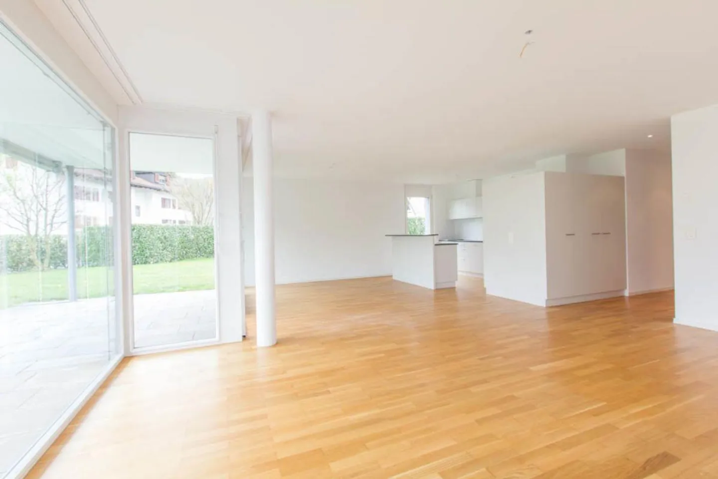 Spacious, modern and bright apartment - Photo 2 of 15