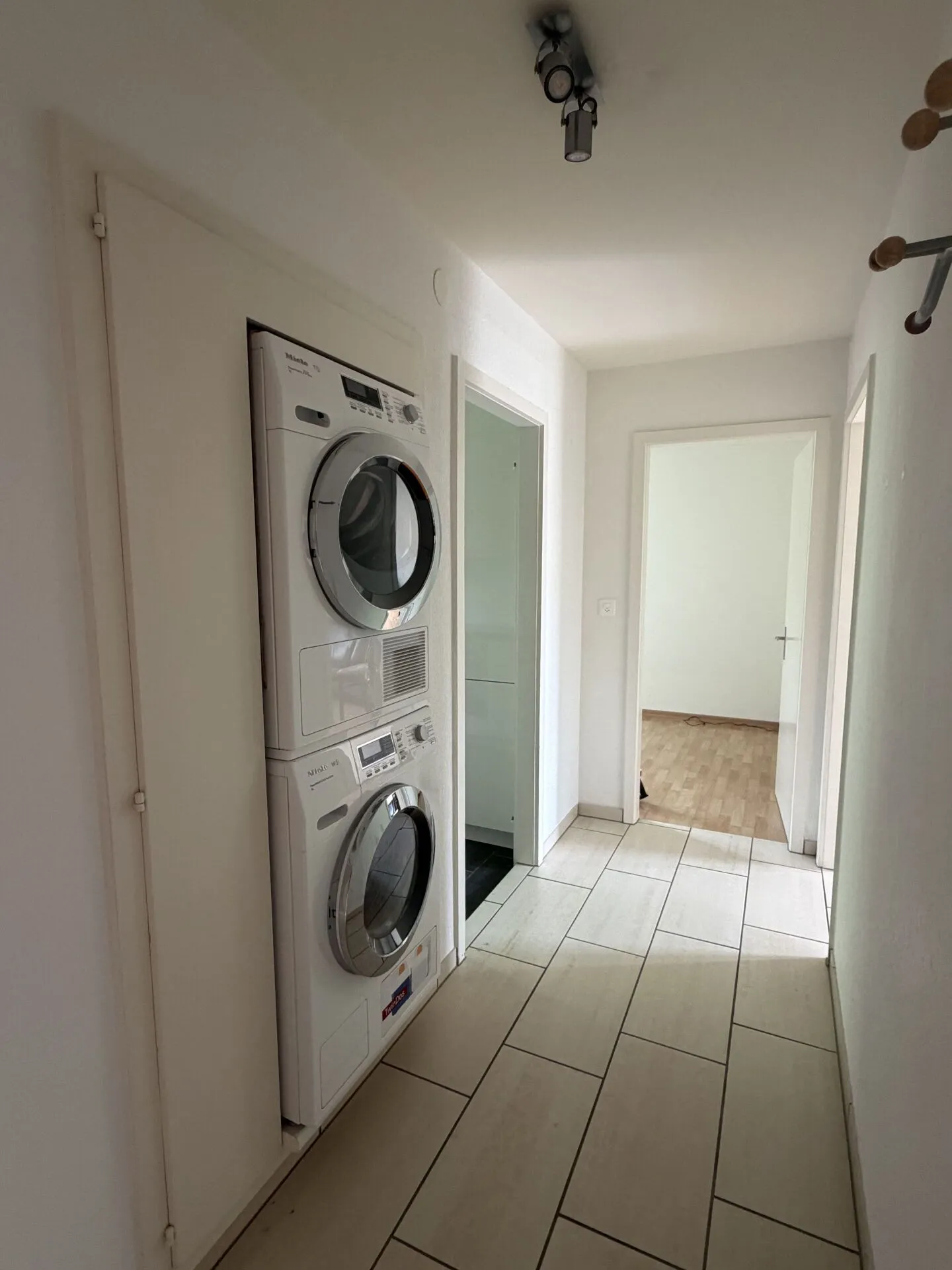 3.5-room apartment with balcony and outdoor parking space - Photo 5 of 14