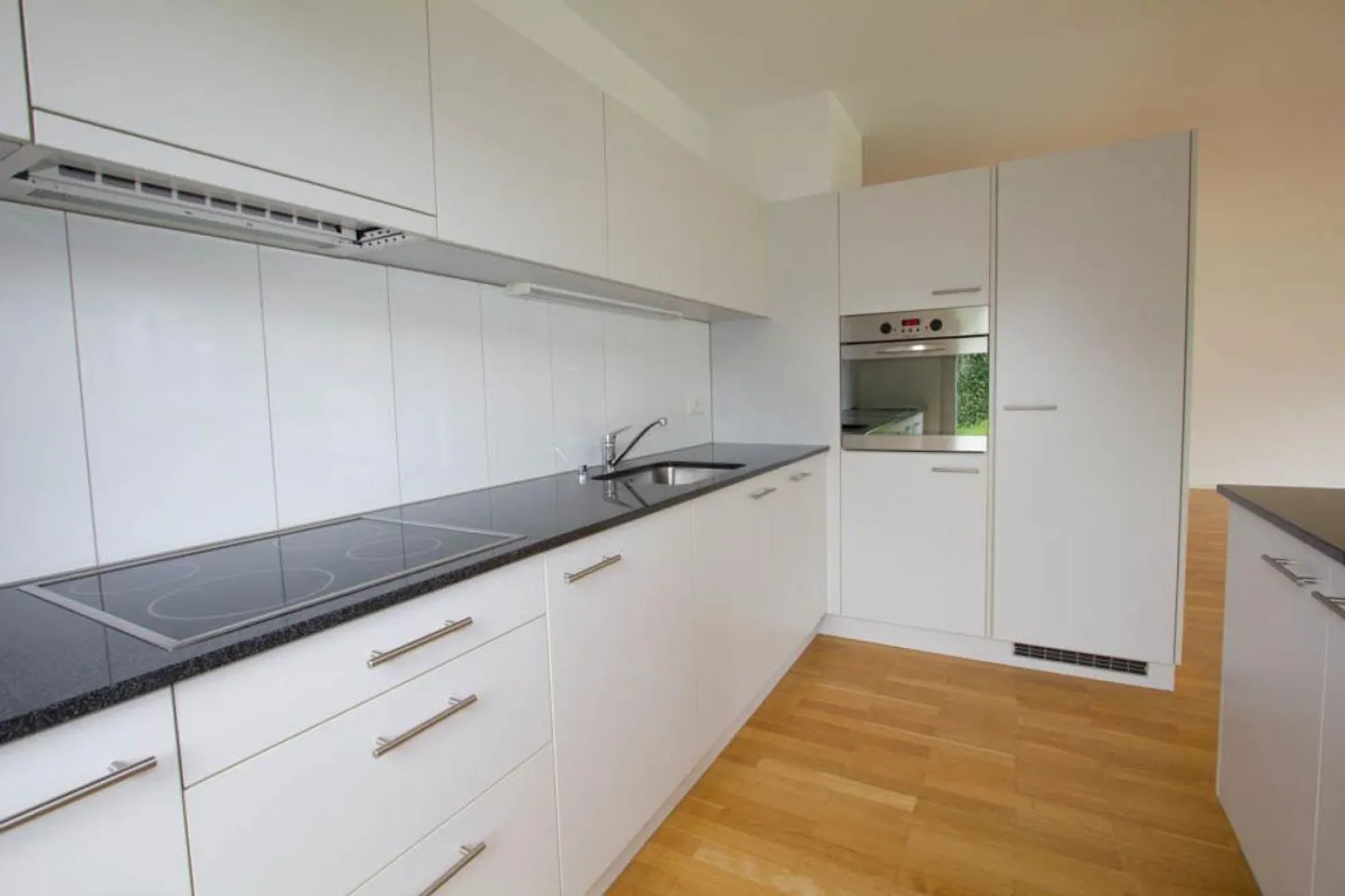 Spacious, modern and bright apartment - Photo 3 of 15