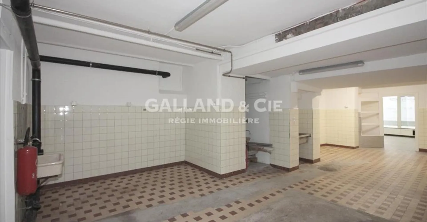 Mixed-use building for rent - Photo 1 of 7