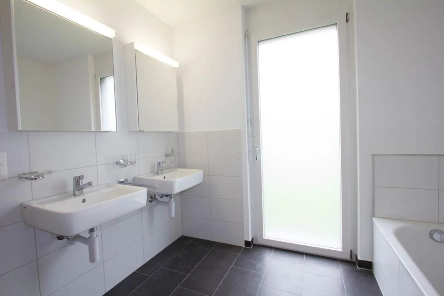 Spacious, modern and bright apartment - Photo 10 of 15