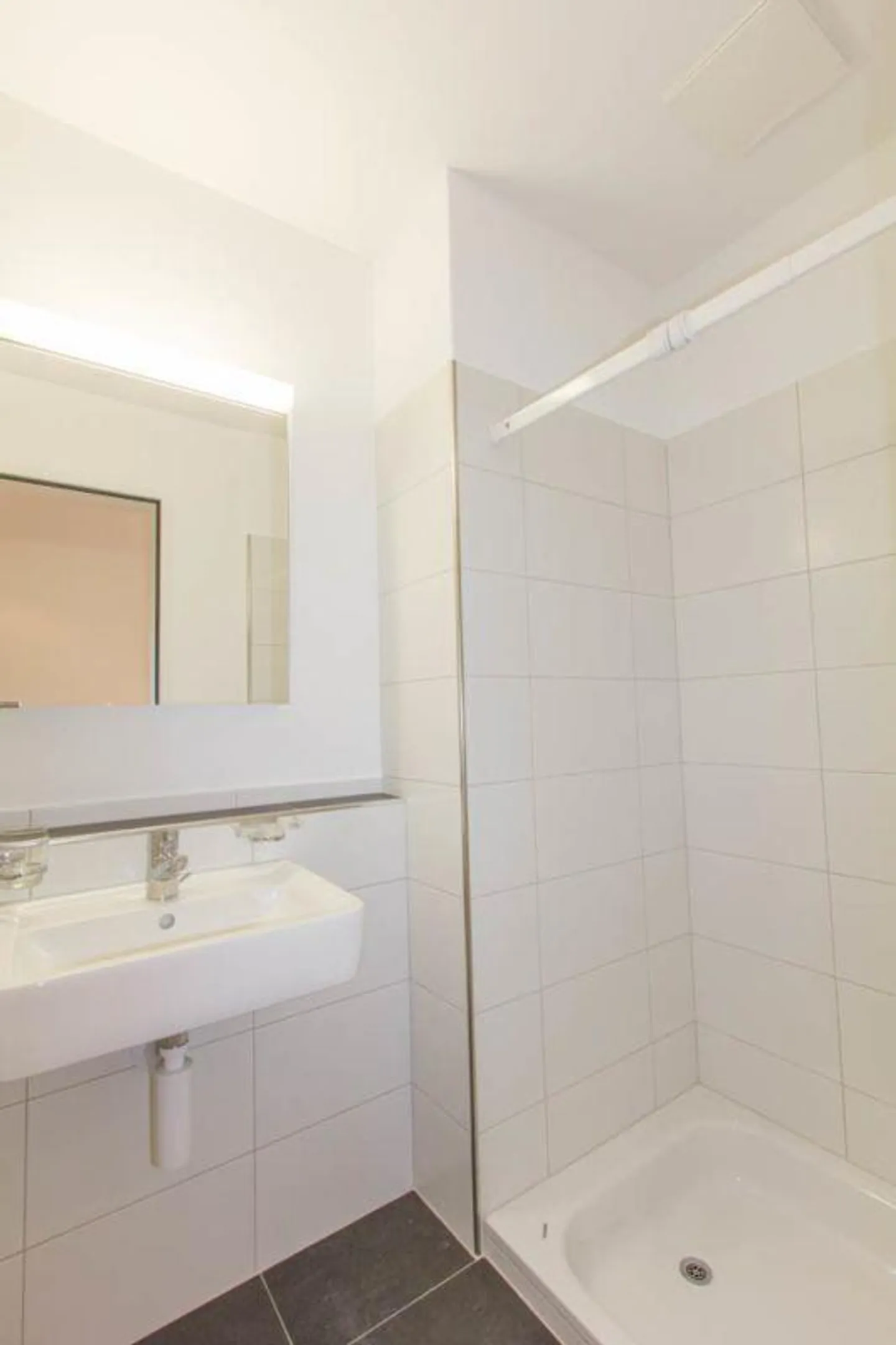 Spacious, modern and bright apartment - Photo 11 of 15