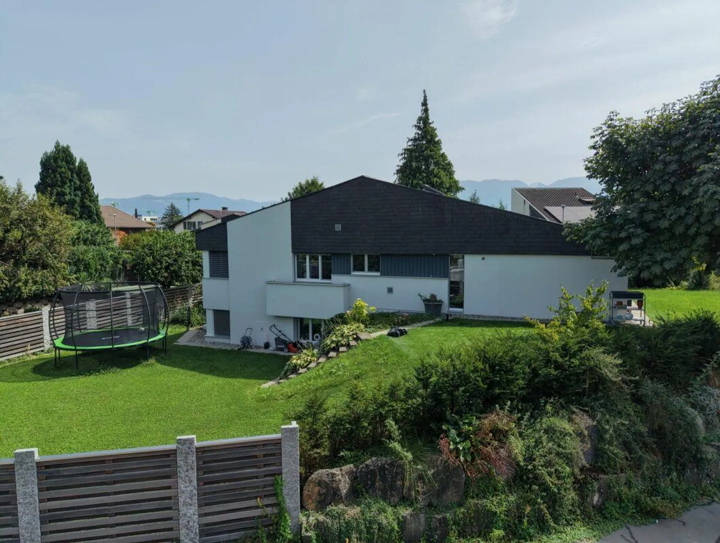 Maison individuelle moderne avec grand espace extérieur - Photo 2 sur 18